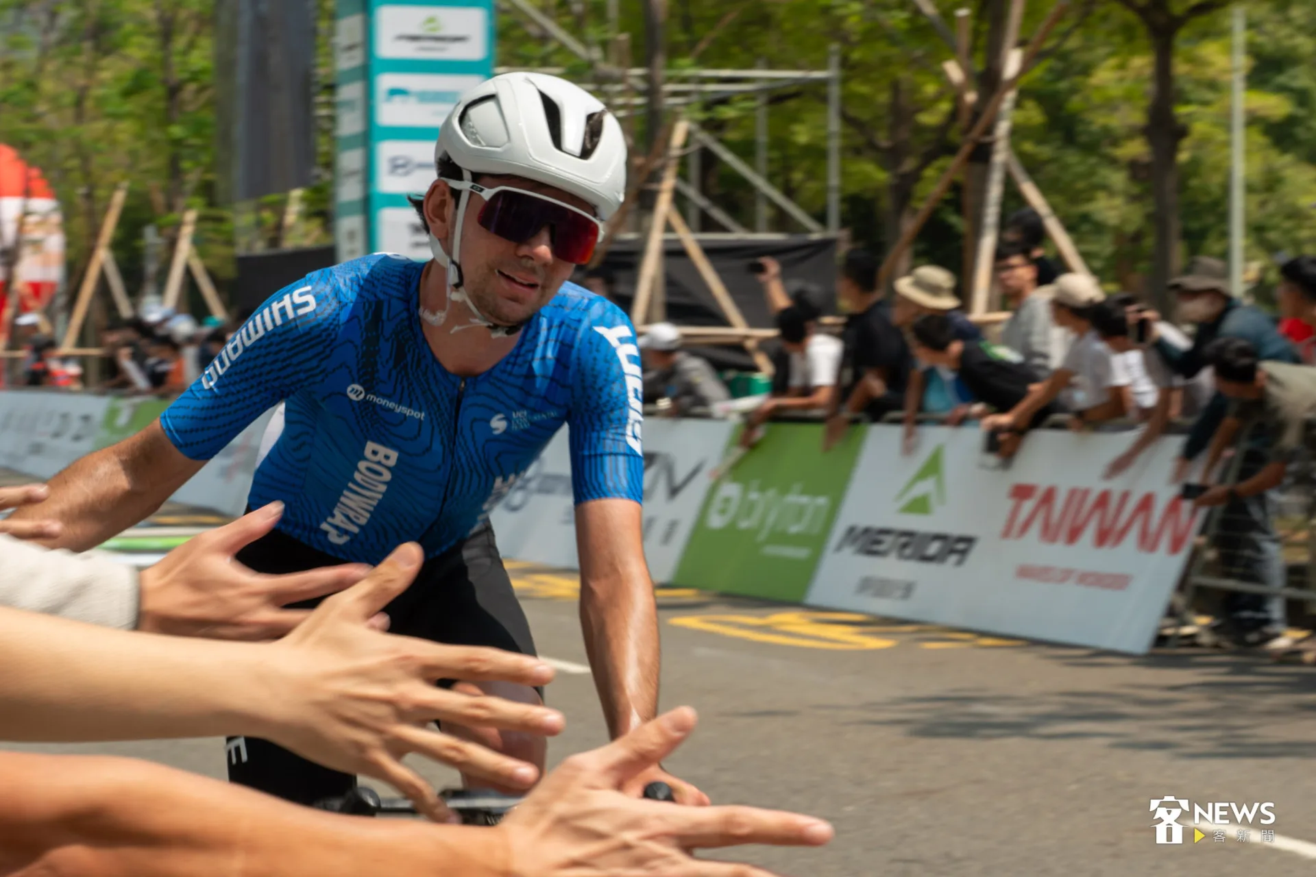 車手跟車迷們擊掌互動。李宥妍攝