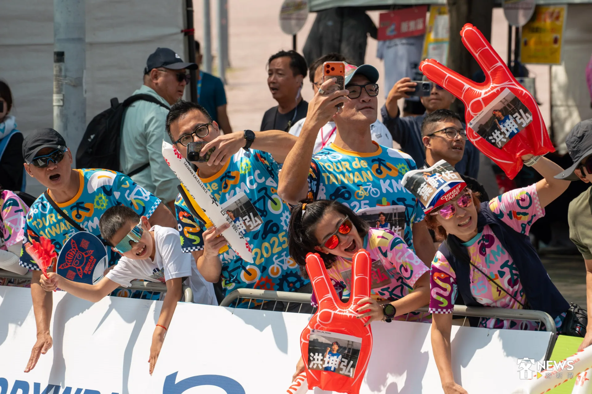 許多車迷提早到現場等候車手們衝刺終點。李宥妍攝