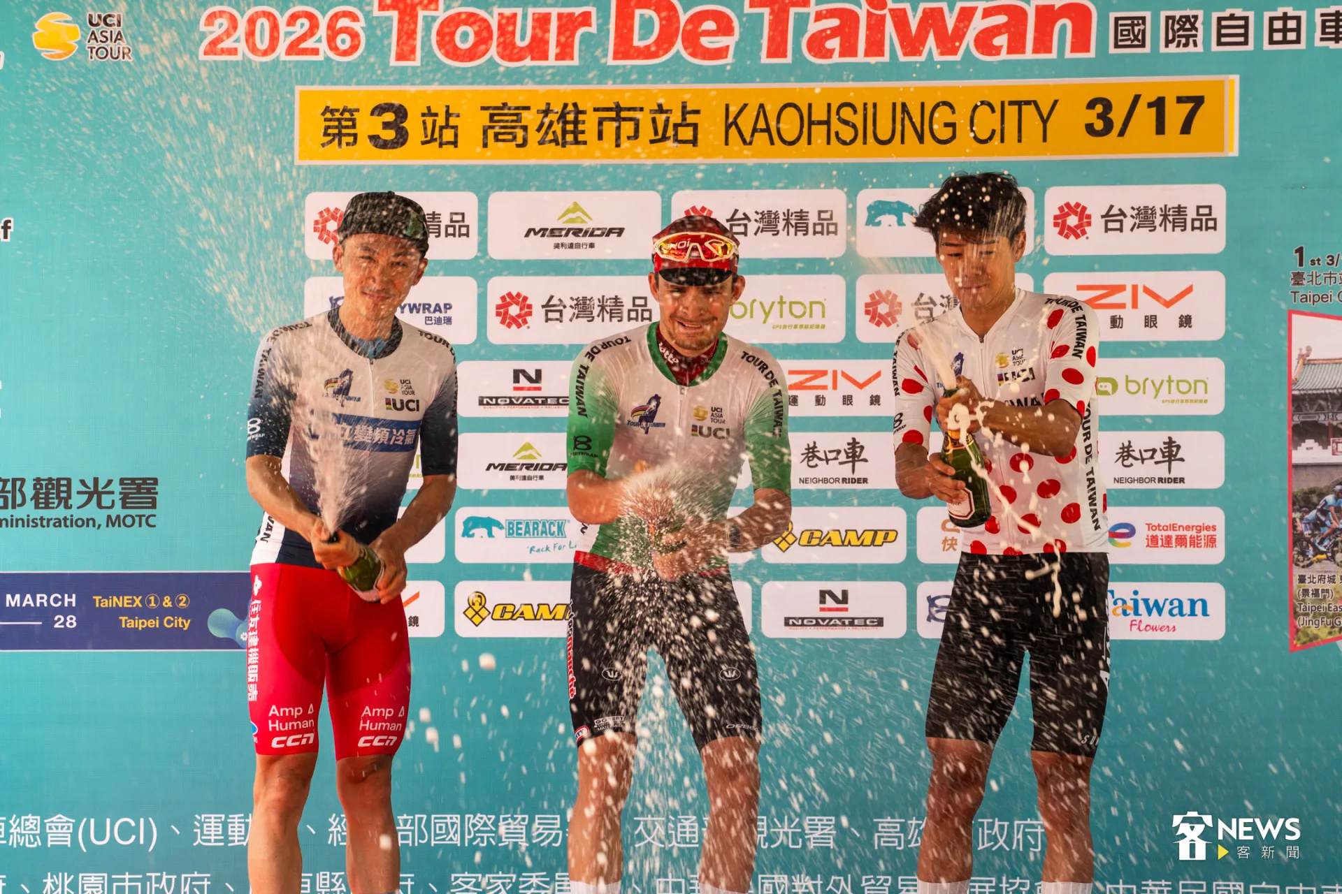 獲得好成績的三位選手噴香檳慶祝。李宥妍攝