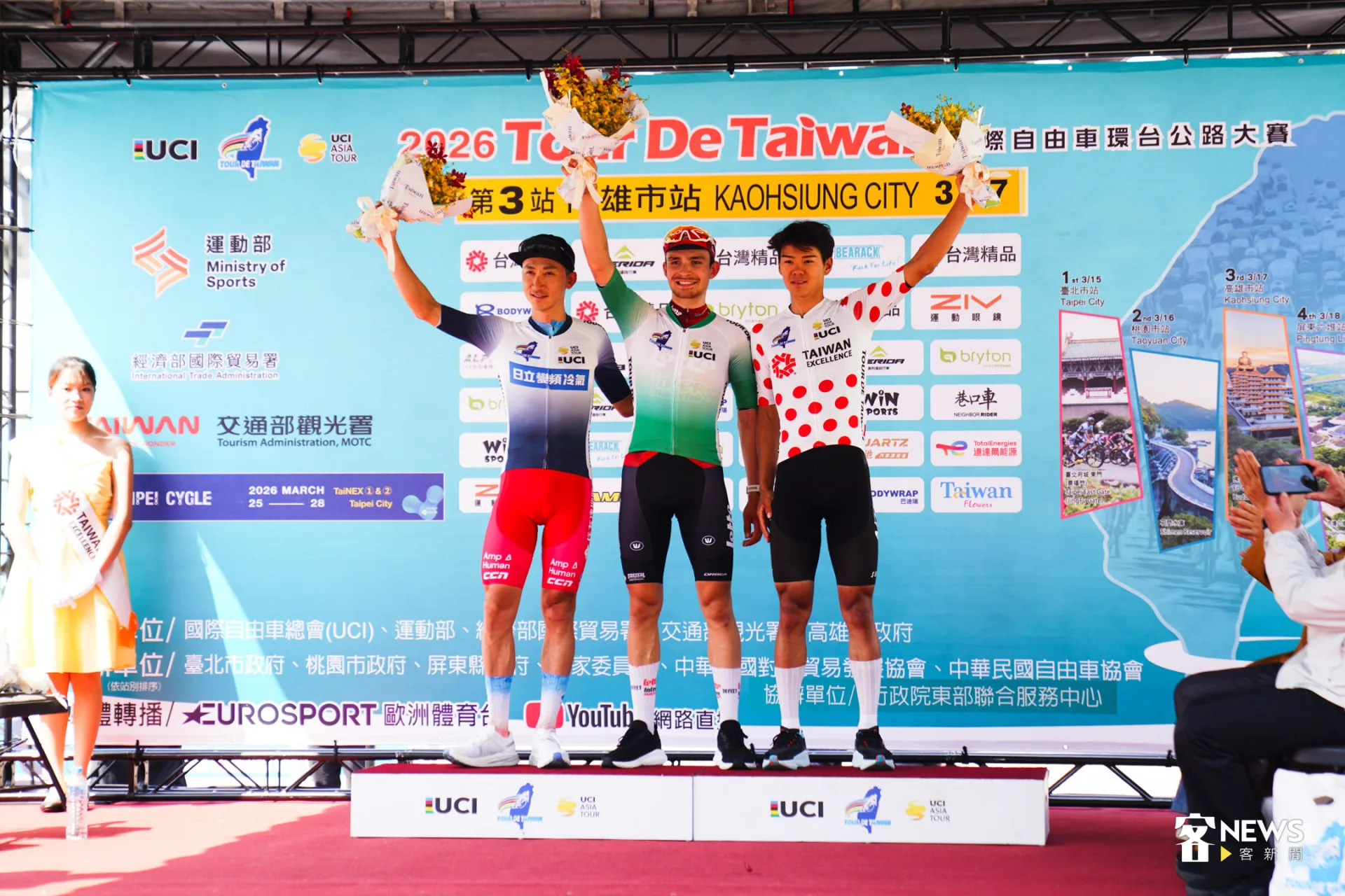 自由車環台公路大賽高雄站，分站冠軍為格里塞爾 – 比利時樂透隊（中），同時也是黃衫、綠衫擁有者；左為亞洲藍衫小石祐馬 – 日本紀南隊、右為登山王紅點衫留目夕陽 – 日本愛三隊。李宥妍攝