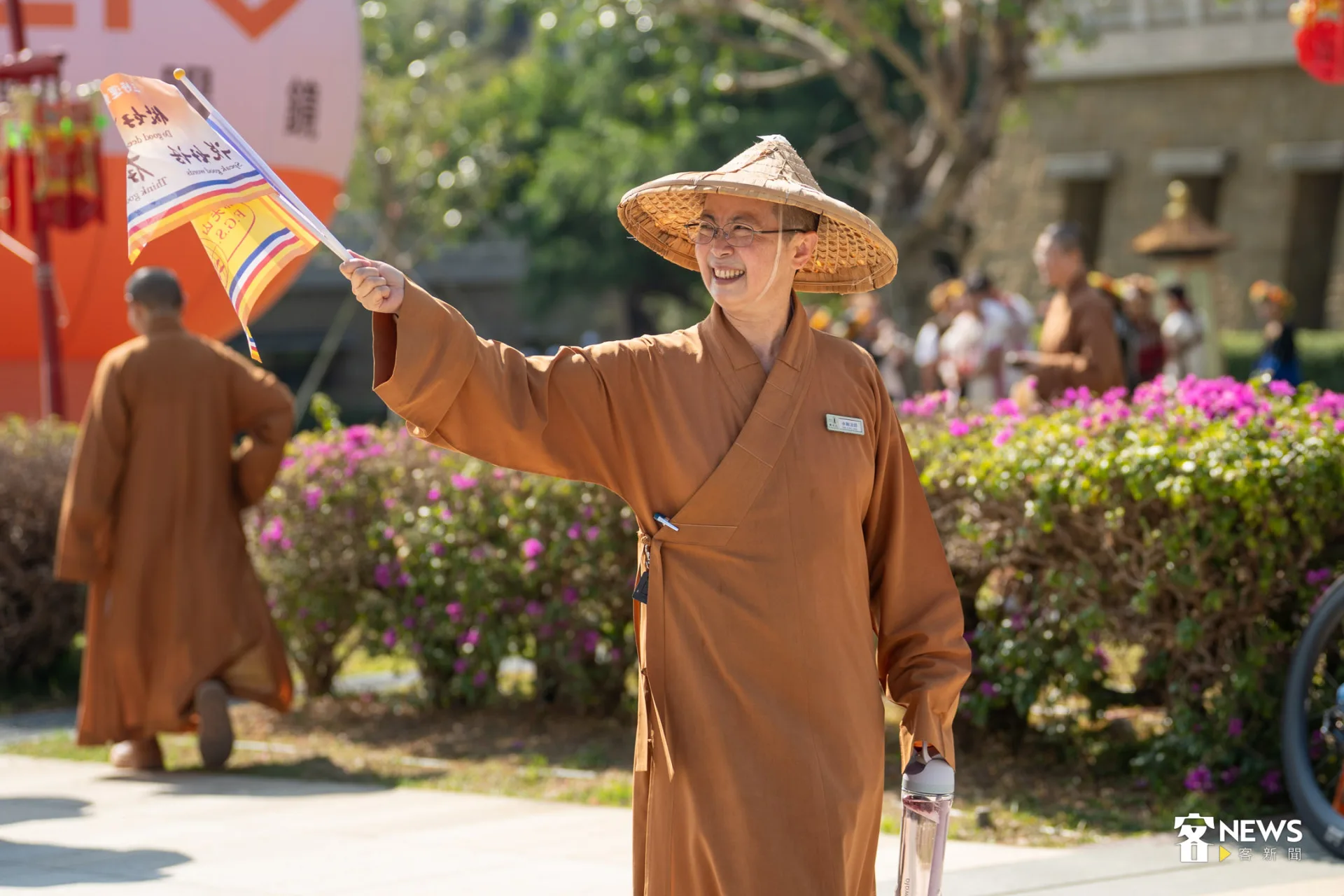 佛光山的師父們都來為車手們加油。范修語攝