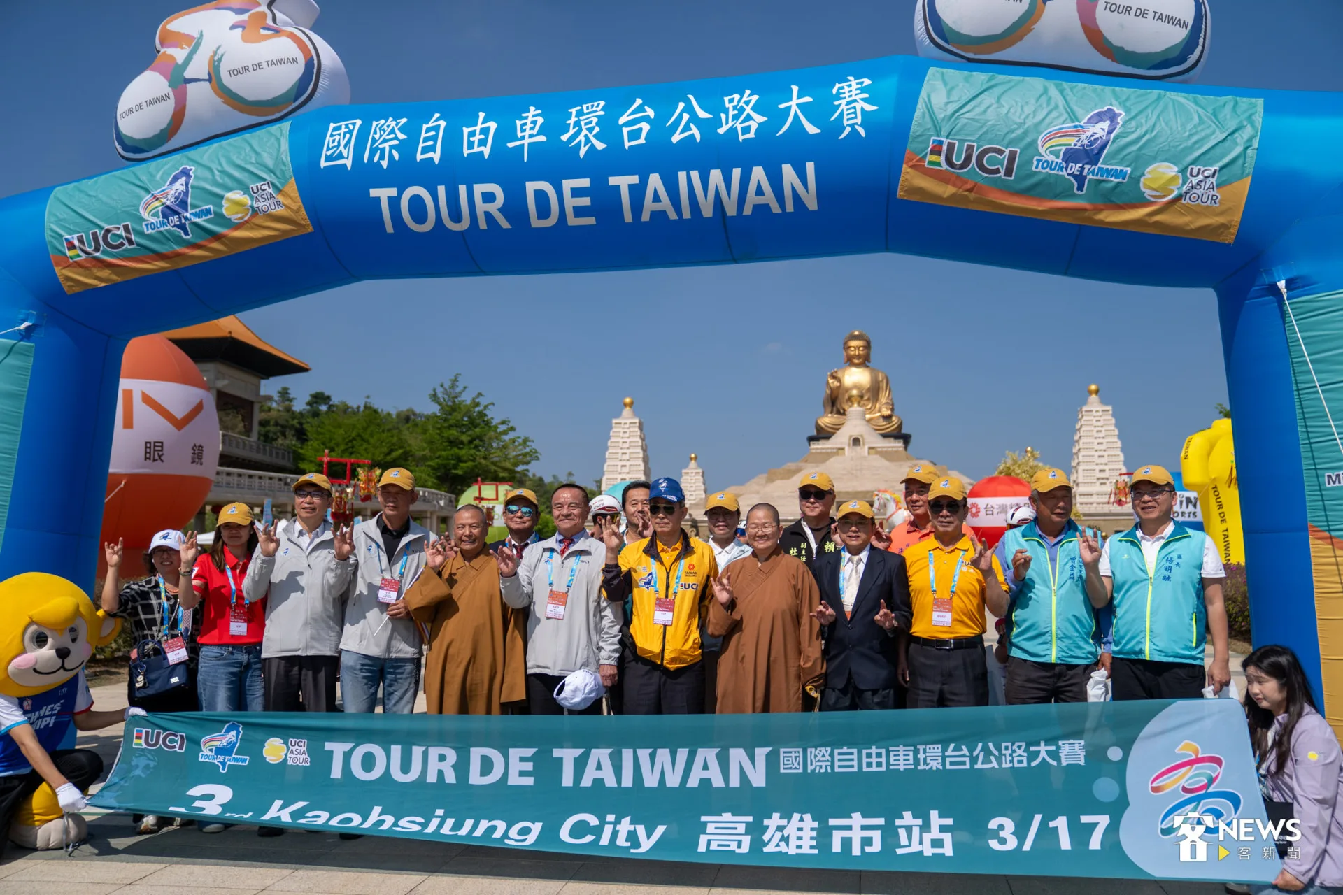 自由車環台賽高雄站由佛光山出發，期望大佛保佑路程平安。范修語攝
