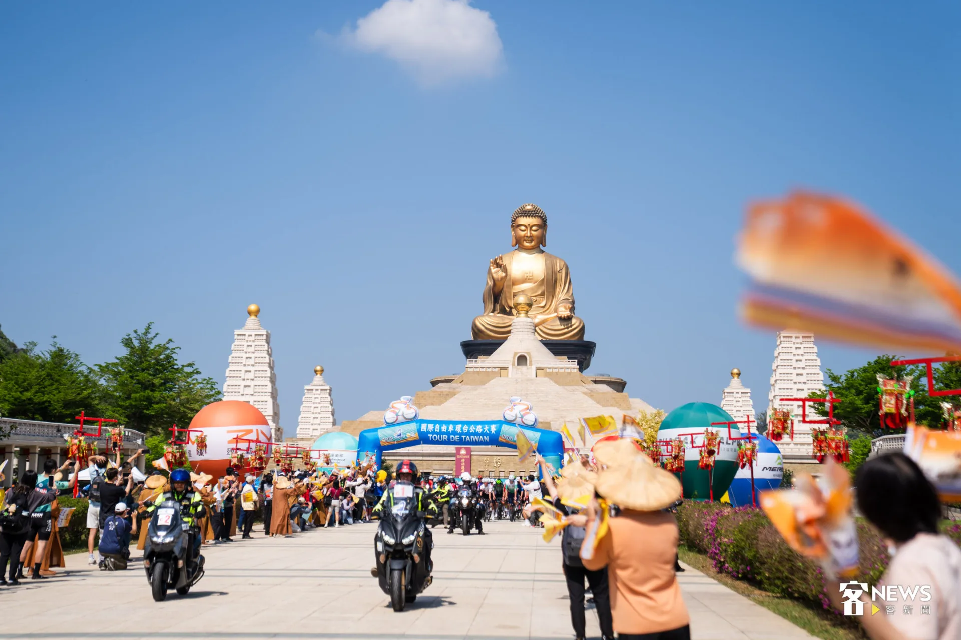 自由車環台賽高雄站由佛光山出發，期望大佛保佑路程平安。范修語攝