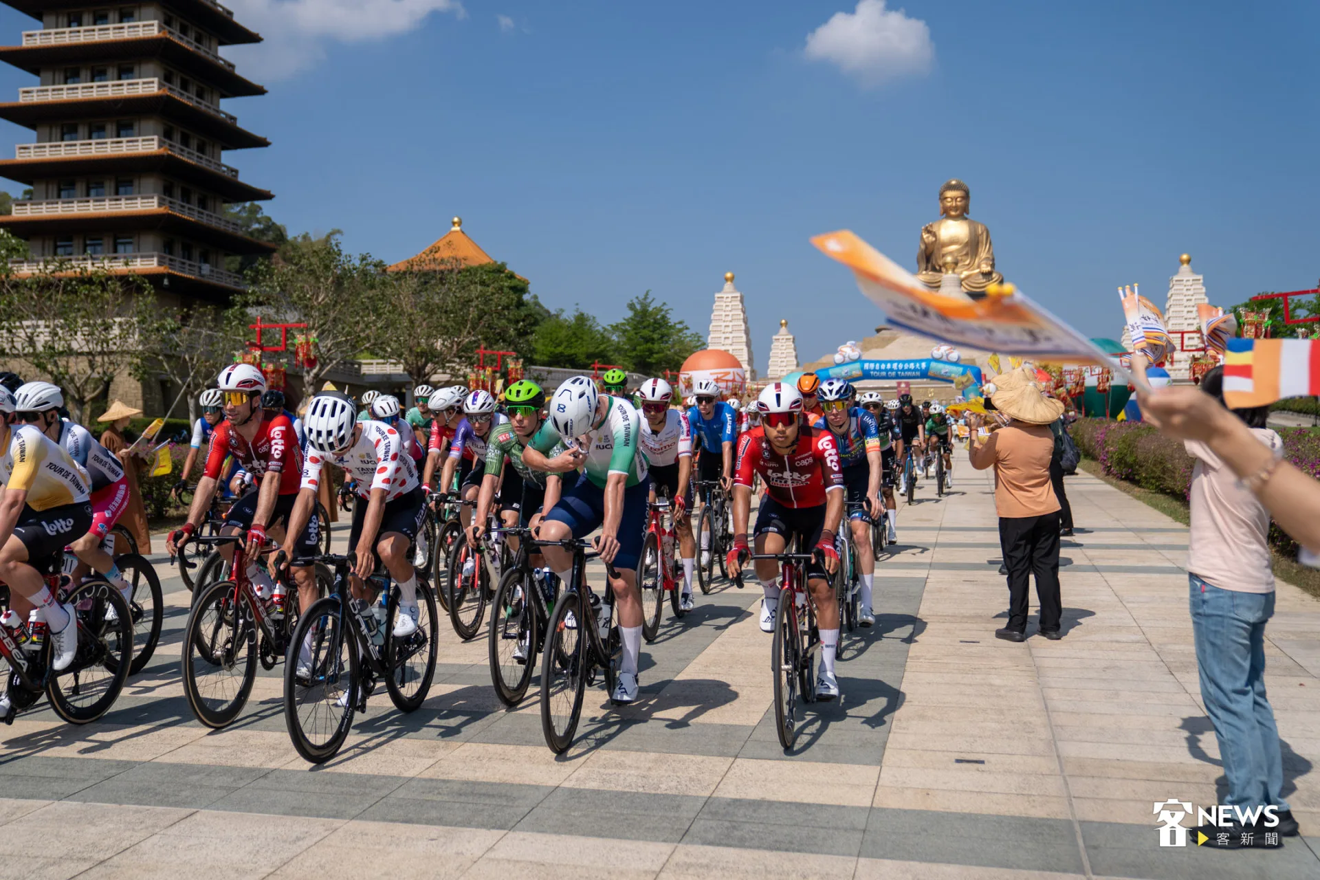 自由車環台賽高雄站由佛光山出發，期望大佛保佑路程平安。范修語攝