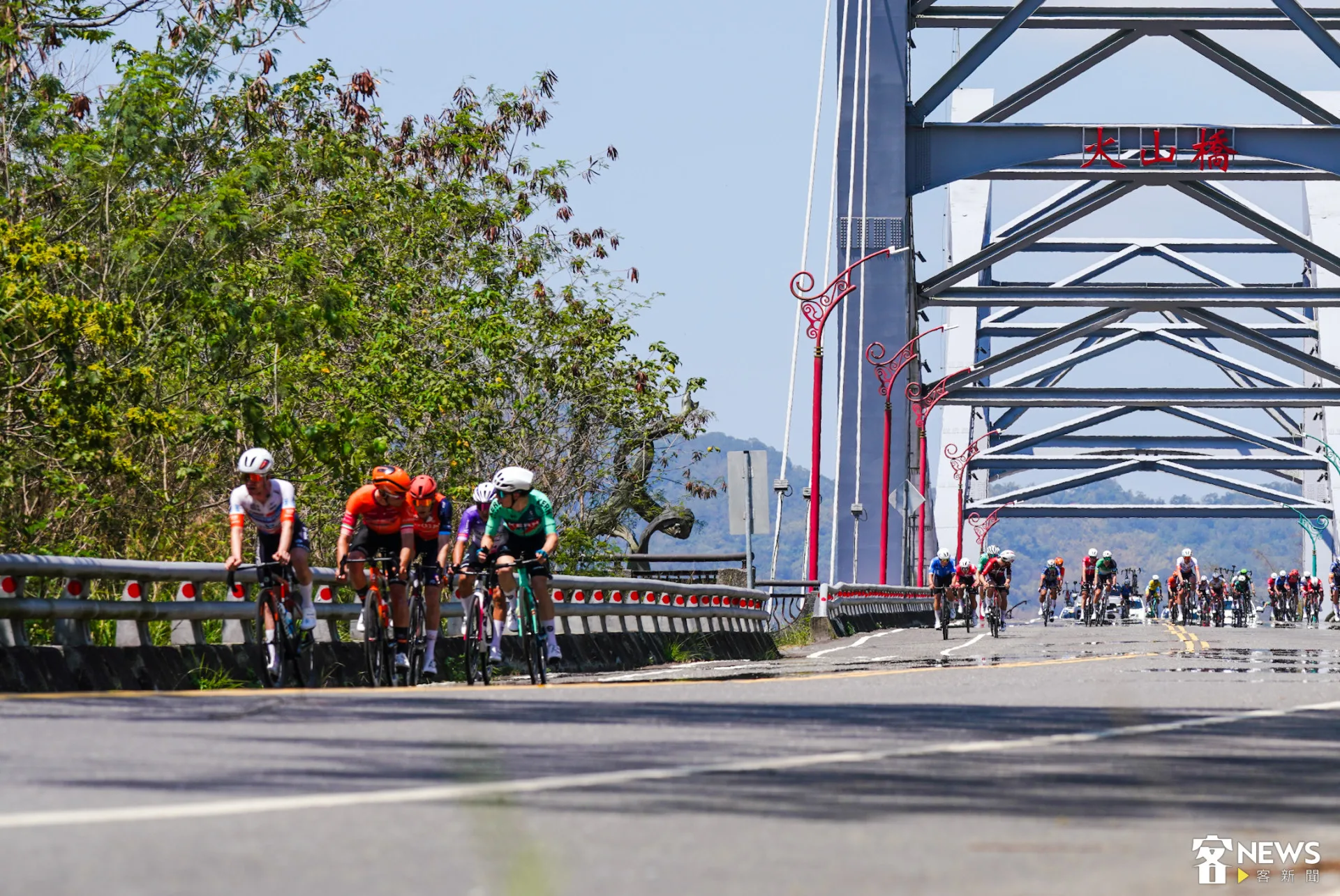 選手彼此觀看對方位置，溝通交流戰術。朱愷元攝