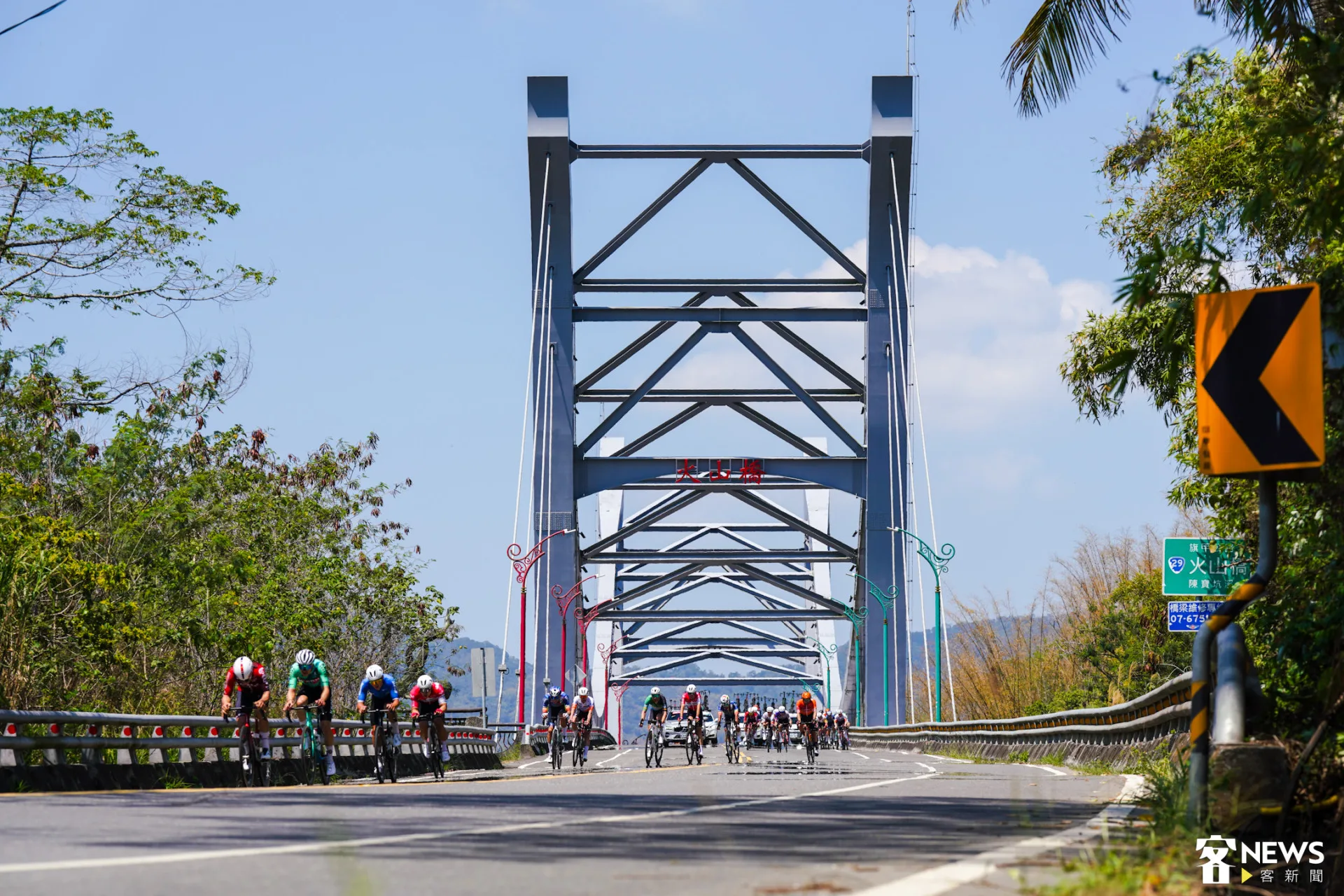 特殊造型的火山橋，自由車快速奔馳。朱愷元攝