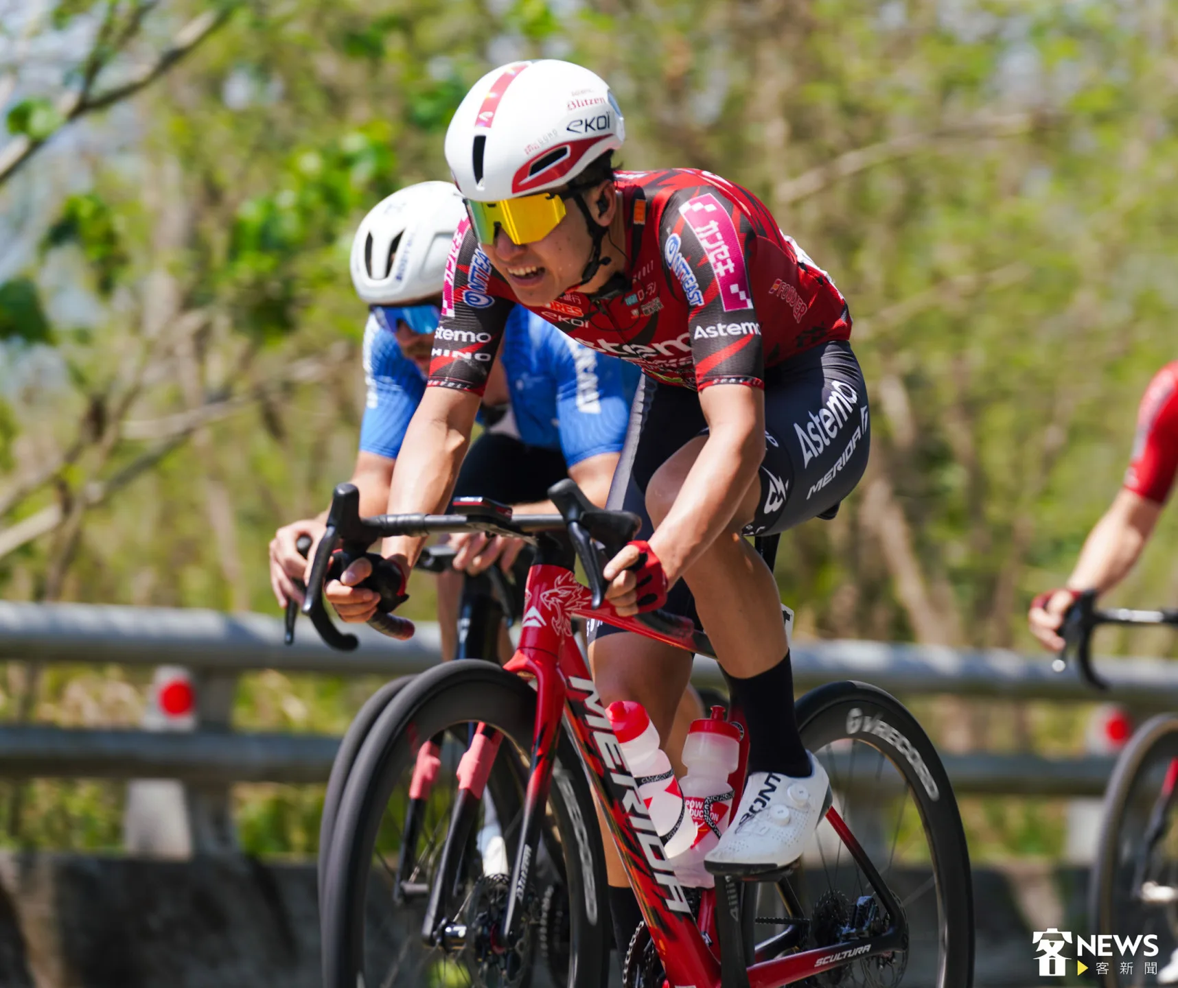 選手奔馳山間道路的英姿。朱愷元攝