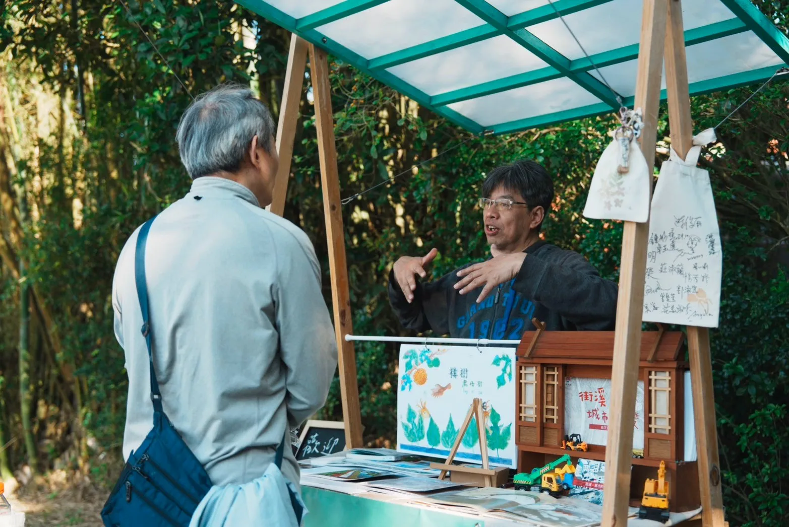 現場匯聚桃園地方創生團隊，展現客庄文化創生能量，帶領民眾認識客庄多元文化。。桃園市客家局提供