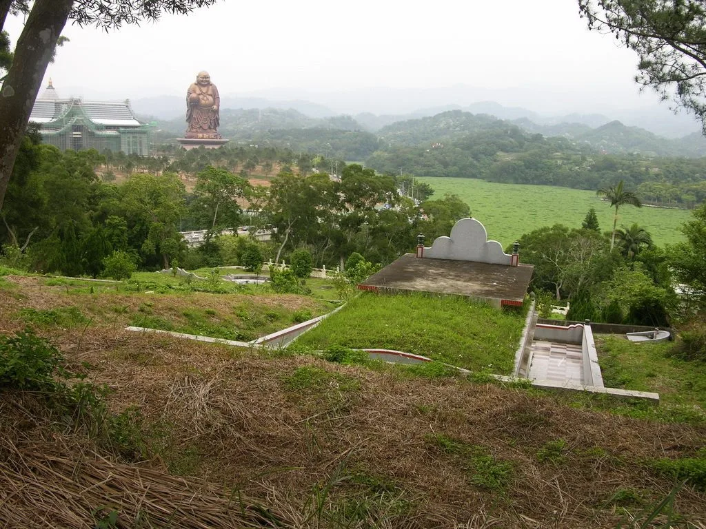 大埔水庫興建造成上游螃蟹與白鰻的難以上水繁殖，水庫長滿布袋蓮，週邊到處墓園是心有戚戚。陳權欣攝