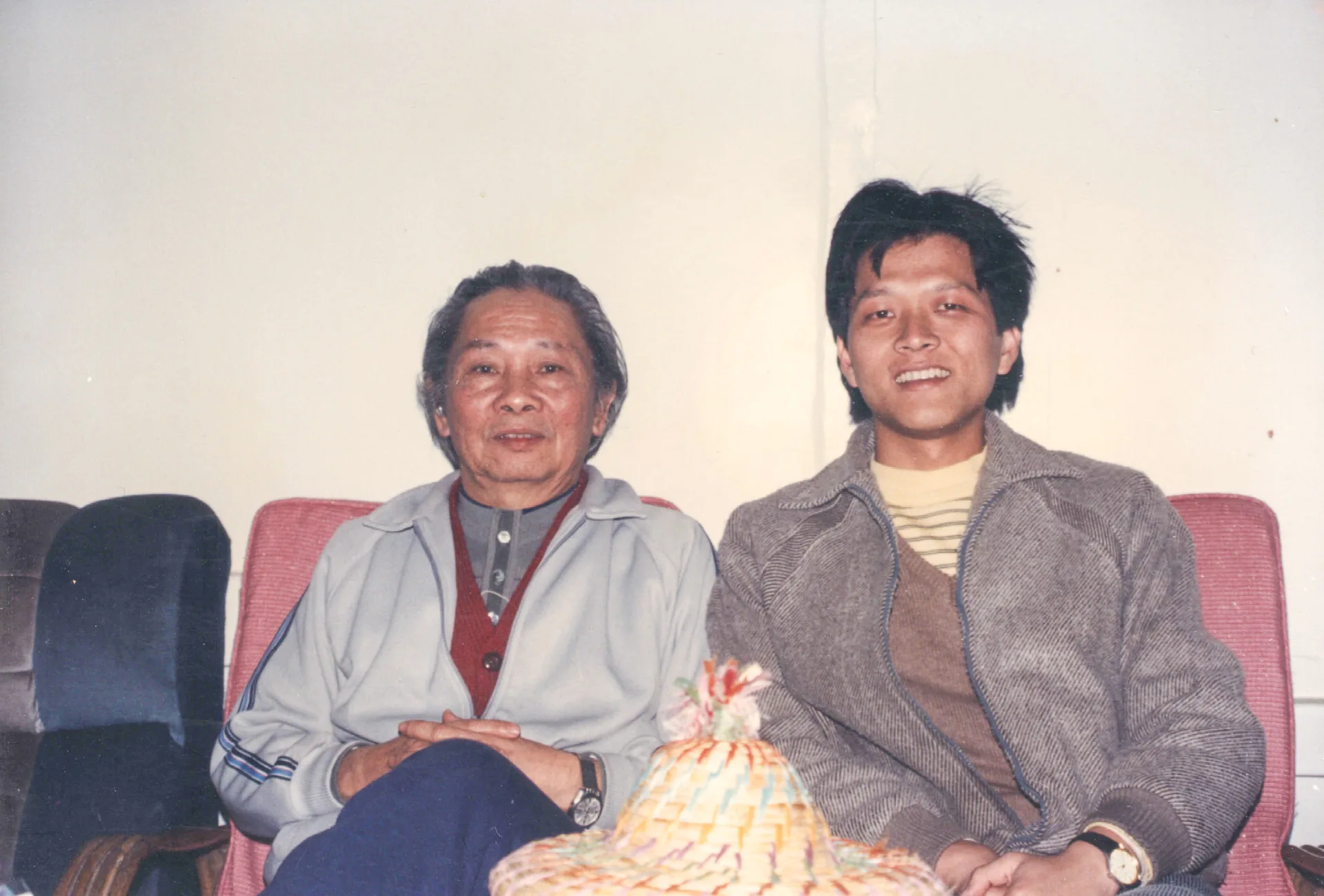 到龍潭鍾老家聊天，我（右）與鍾老（左）合影。1988，龍潭，楊國鑫提供