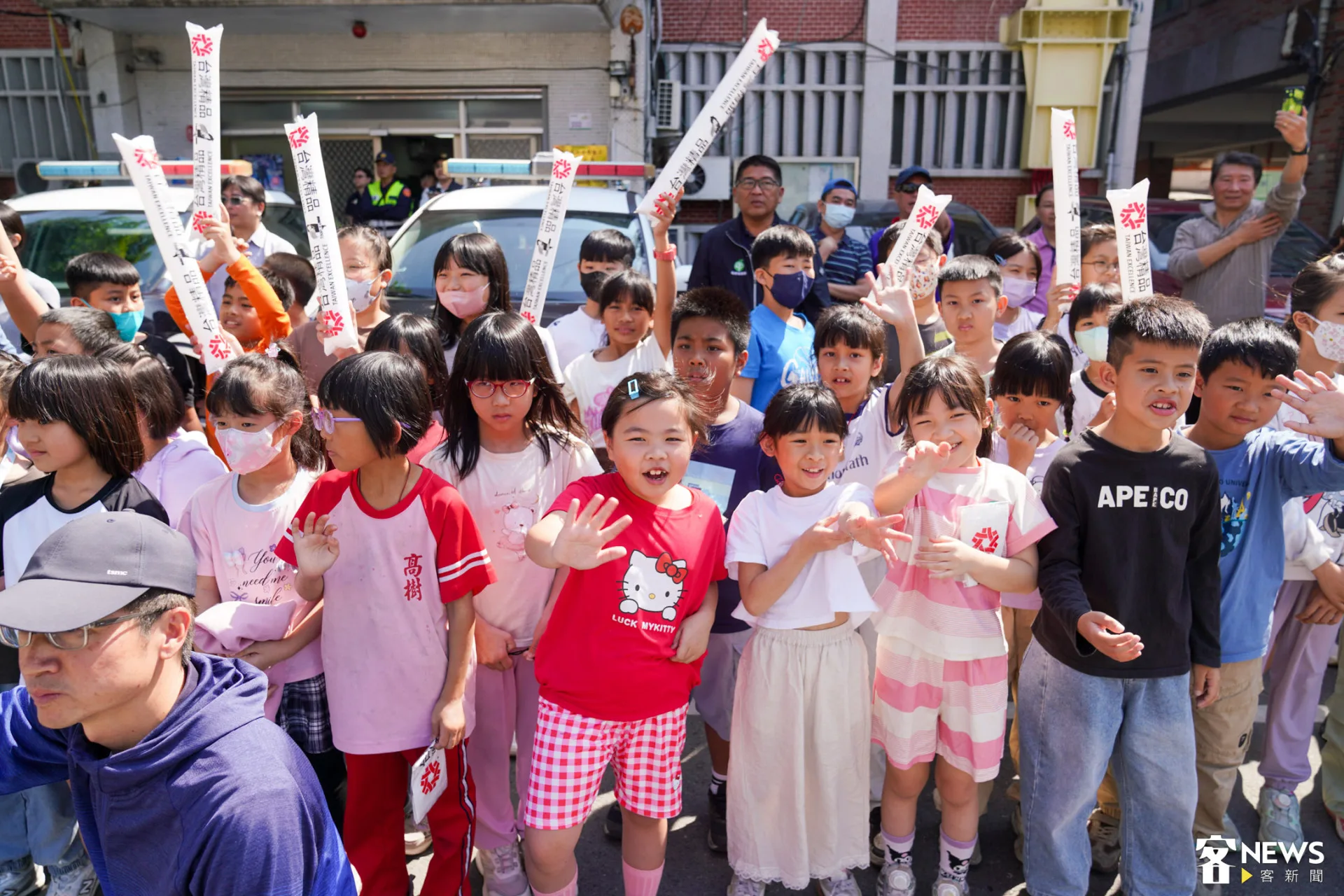 小朋友在起點高樹鄉公所熱情加油。朱愷元攝