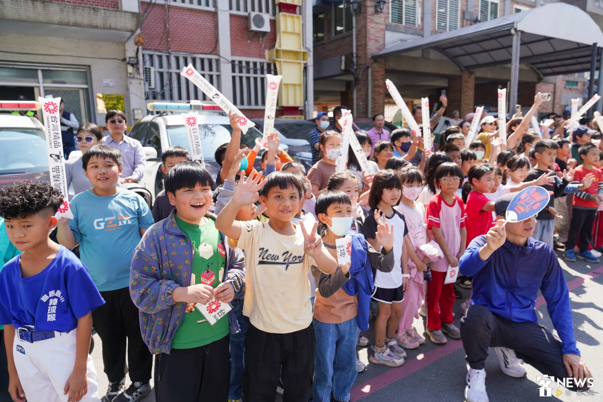 小朋友在起點高樹鄉公所熱情加油。朱愷元攝