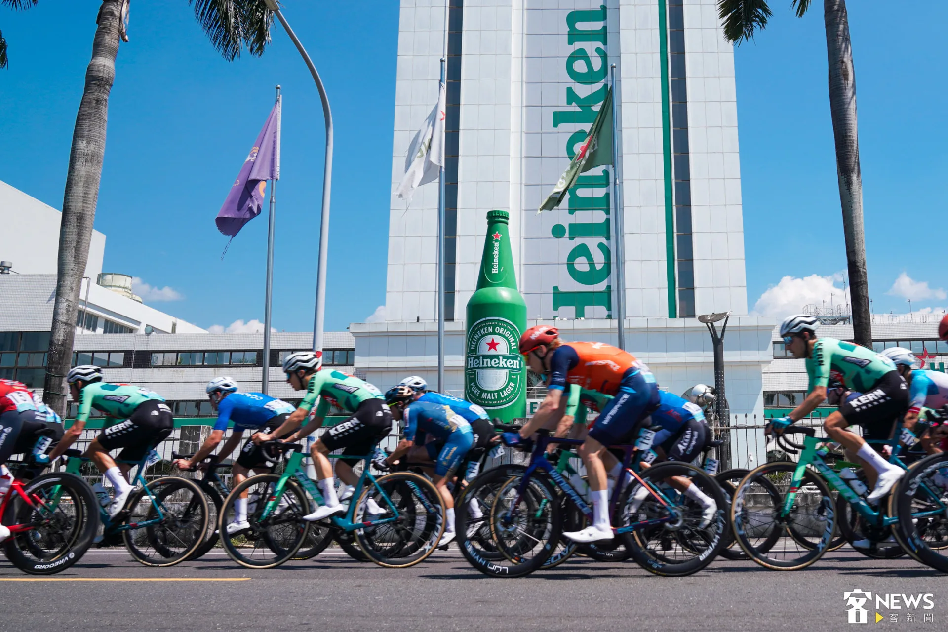 大批選手競相通過海尼根工廠。朱愷元攝