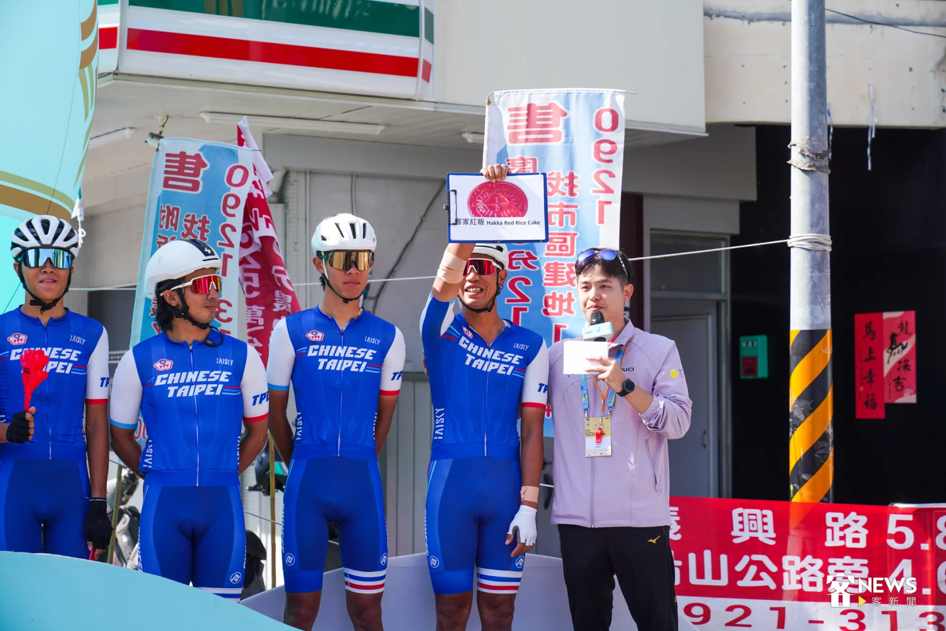 賽前檢錄秀，台灣隊南部出身的選手向大家推薦客家紅粄。李宥妍攝