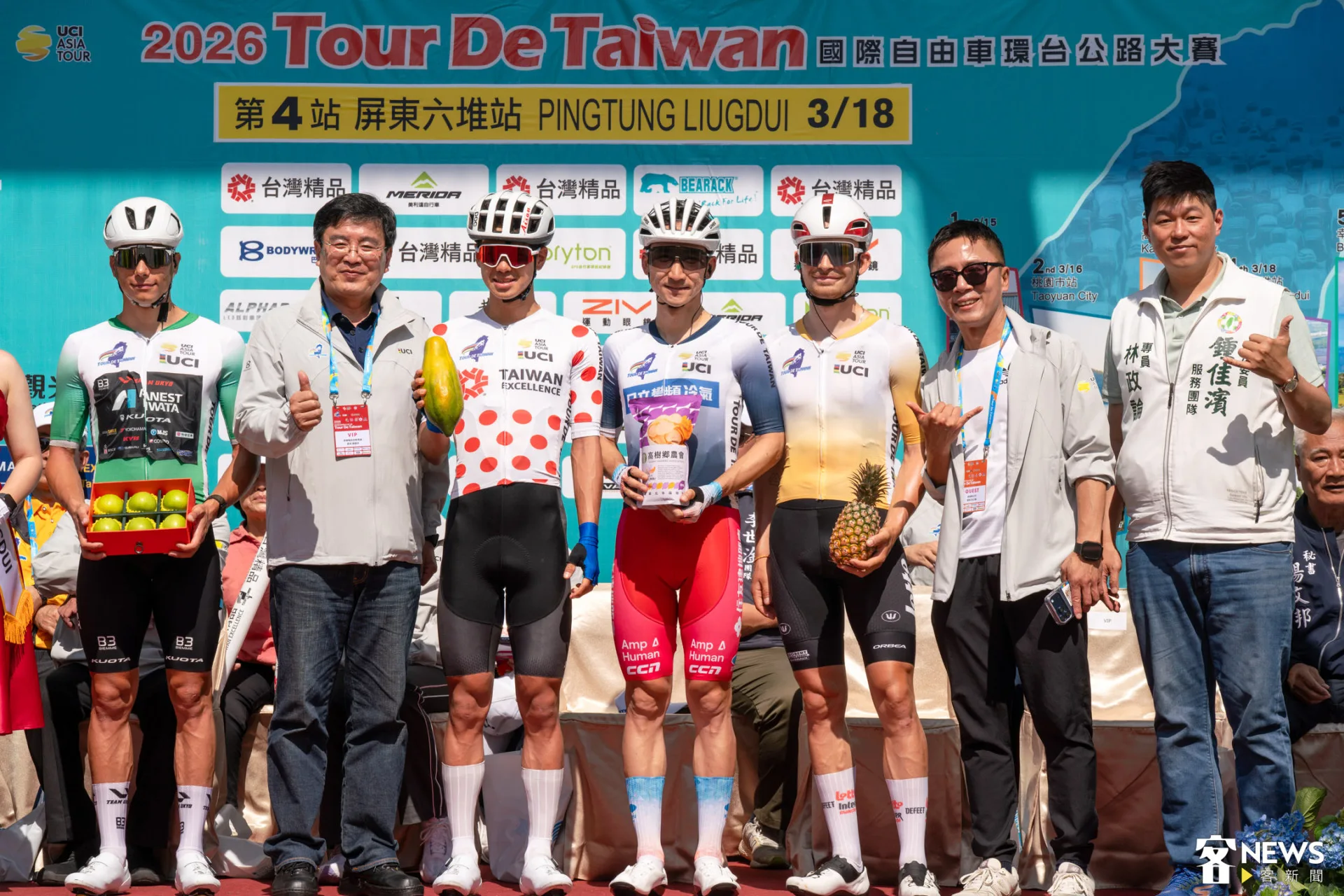 黃衫、綠衫、藍衫、紅點衫的得主合影。朱愷元攝