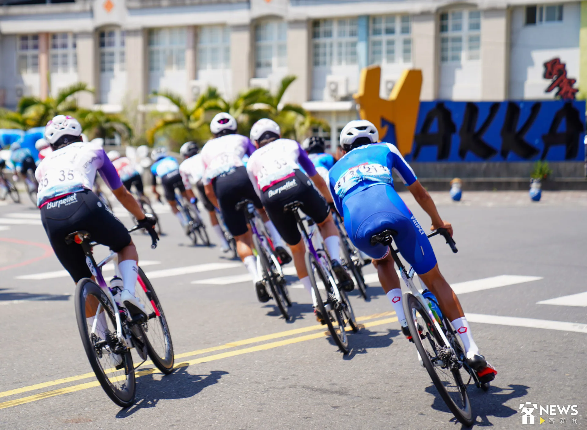 中午時分，15國23支車隊爭相通過長興國小和Hakka地標。李宥妍攝