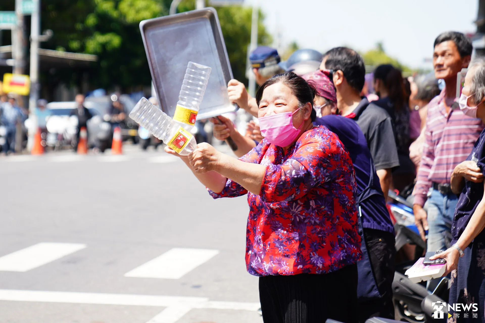 長治便當店的員工熱情拿出寶特瓶、鐵盤、鍋鏟為自由車選手加油。李宥妍攝