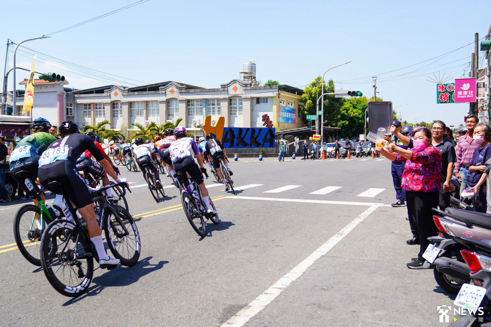 選手通過長治，熱情民眾組成「臨時加油團」為選手加油。李宥妍攝