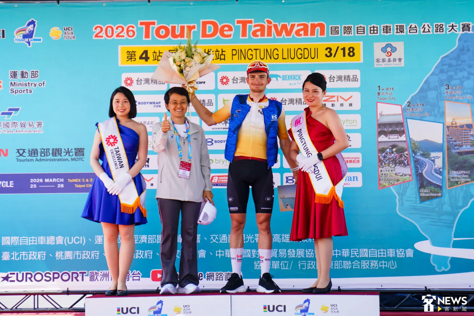 客委會主委古秀妃獎給黃衫格里賽爾。李宥妍攝