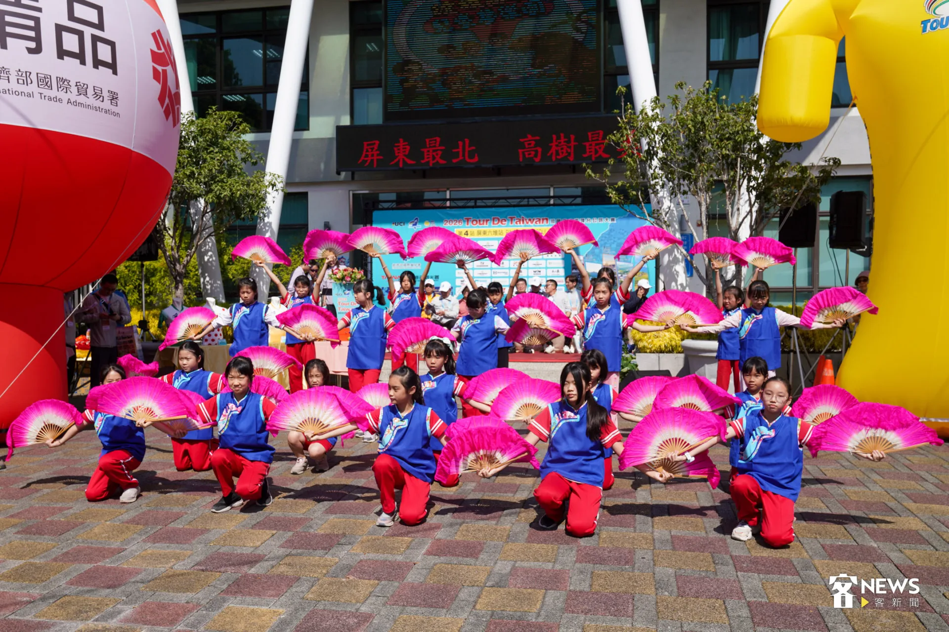 開賽前由小學生組成的舞蹈團演出。朱愷元攝