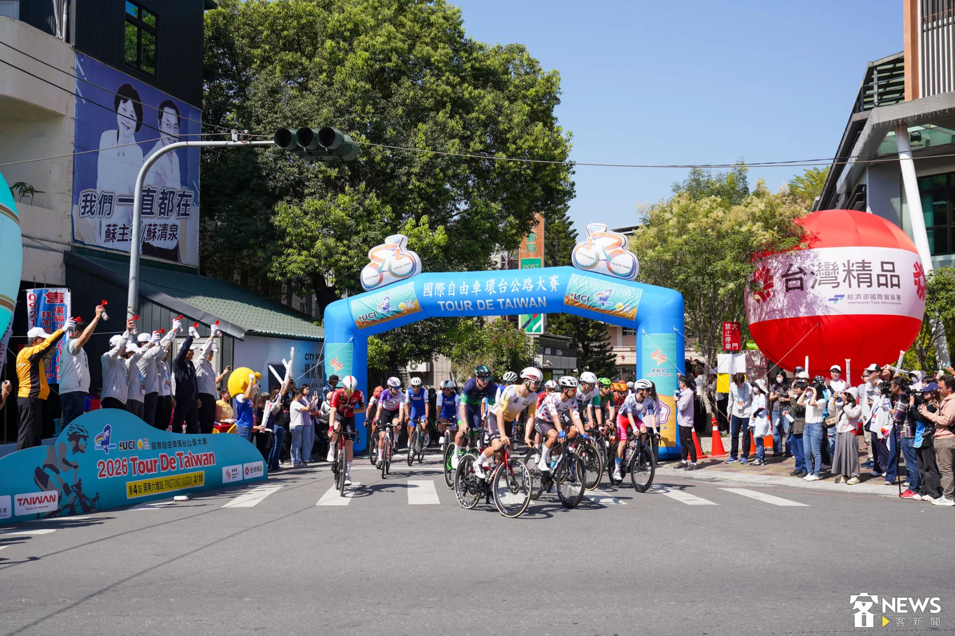 選手們從高樹鄉拱門開跑。朱愷元攝