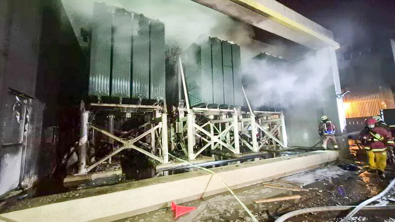 日前園區大火，伴隨消防用水灌進溪裡海岸的化學物質要如何的處理。照片新竹市消防局提供