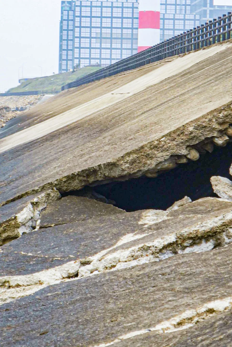 看南寮焚化爐堤防的一再崩塌，是如此近靠焚化爐是誰的責任。陳權欣攝