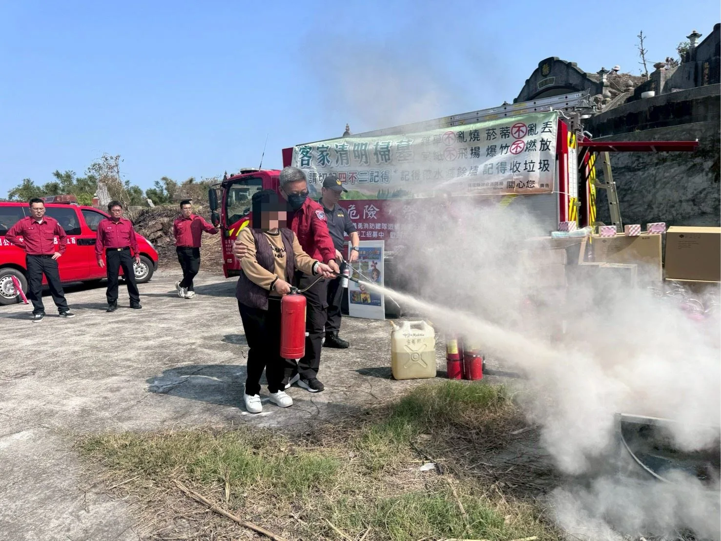 苗栗縣消防局宣導清明掛紙四不一要。苗栗縣消防局提供
