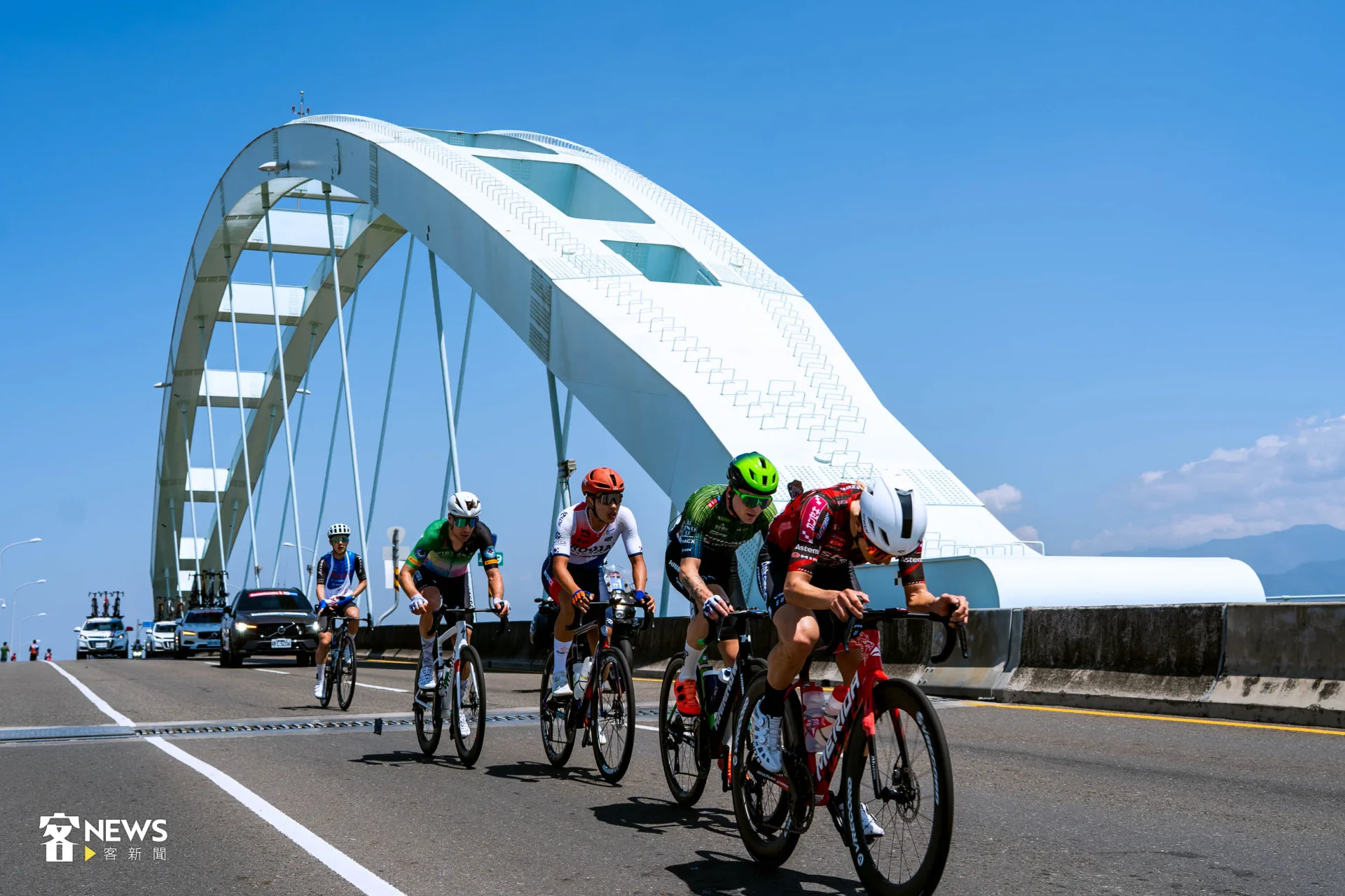 自由車環台賽來到第四天屏東六堆站，領先集團通過潮州路橋。范修語攝