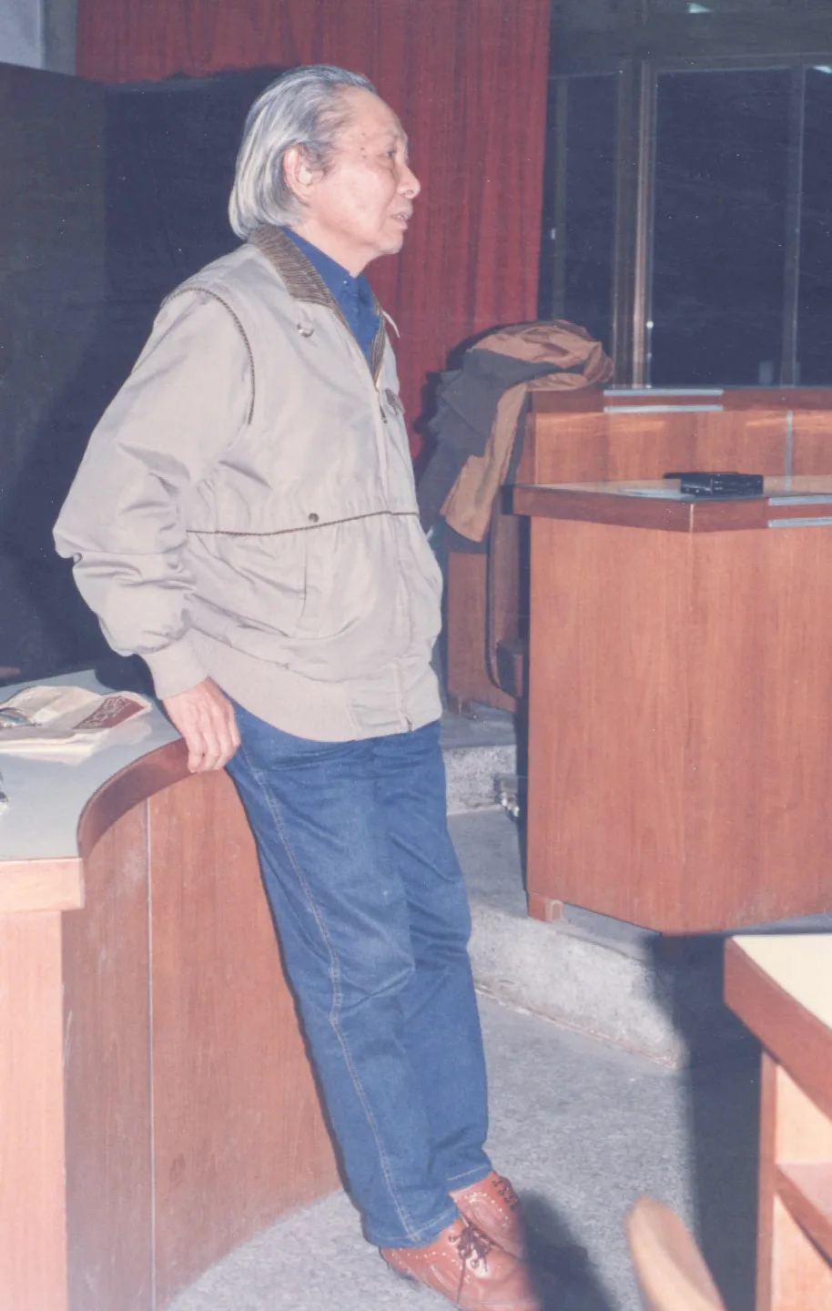 鍾老在東海大學演講客家人的文學。1988，台中，楊國鑫攝