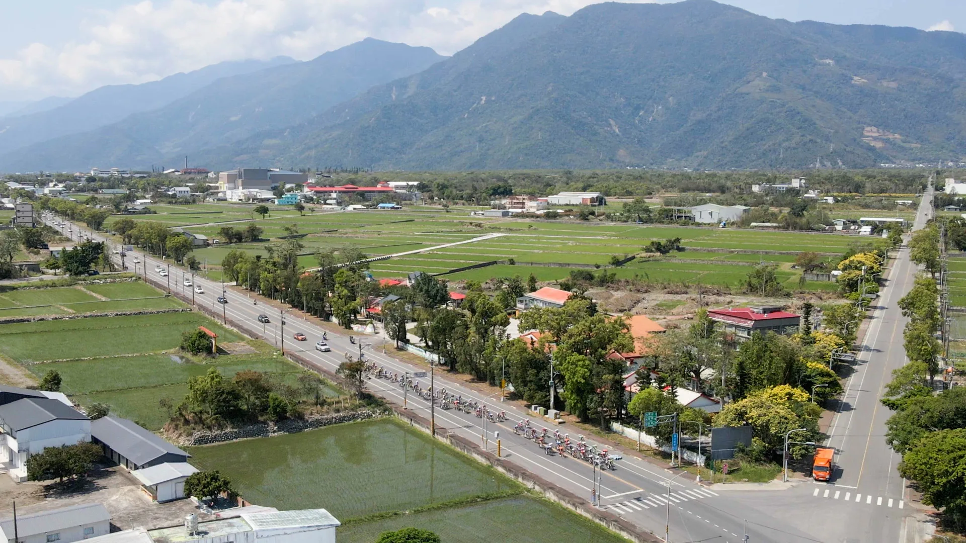 自由車好手途經池上,奔馳在花東縱谷之間。寬謐創意有限公司提供