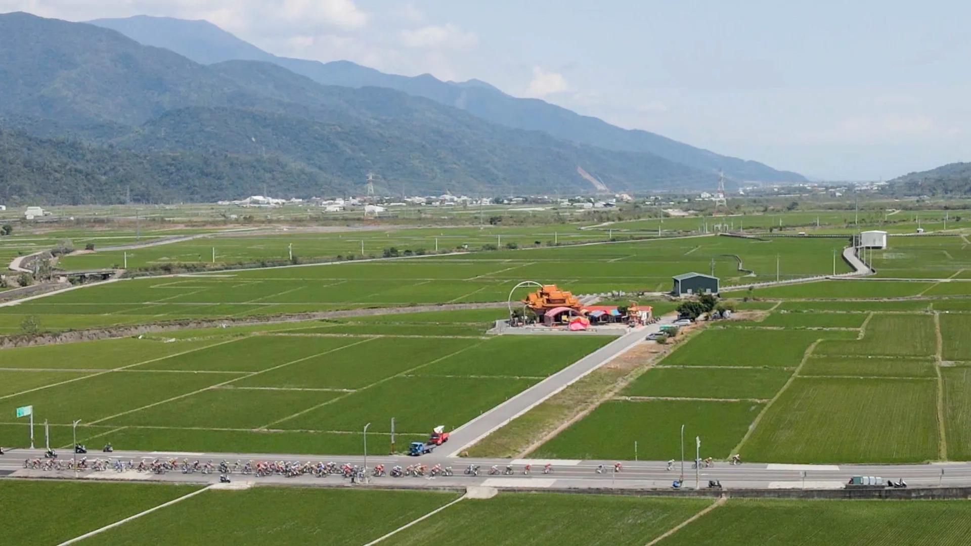 從空拍可以看見選手穿越剛插秧的稻田之間。寬謐創意有限公司提供