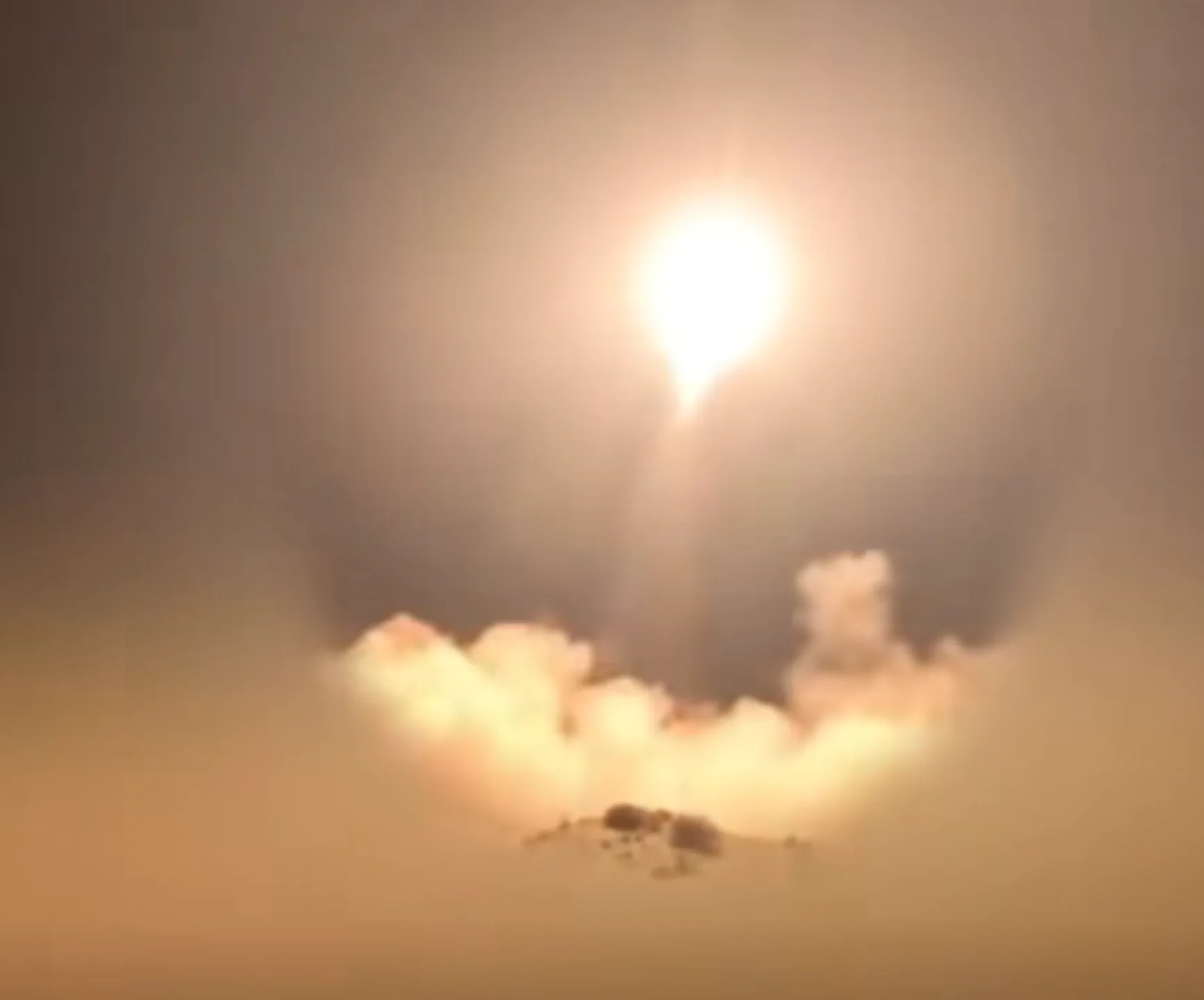 伊朗發射飛彈攻擊卡達。翻攝畫面