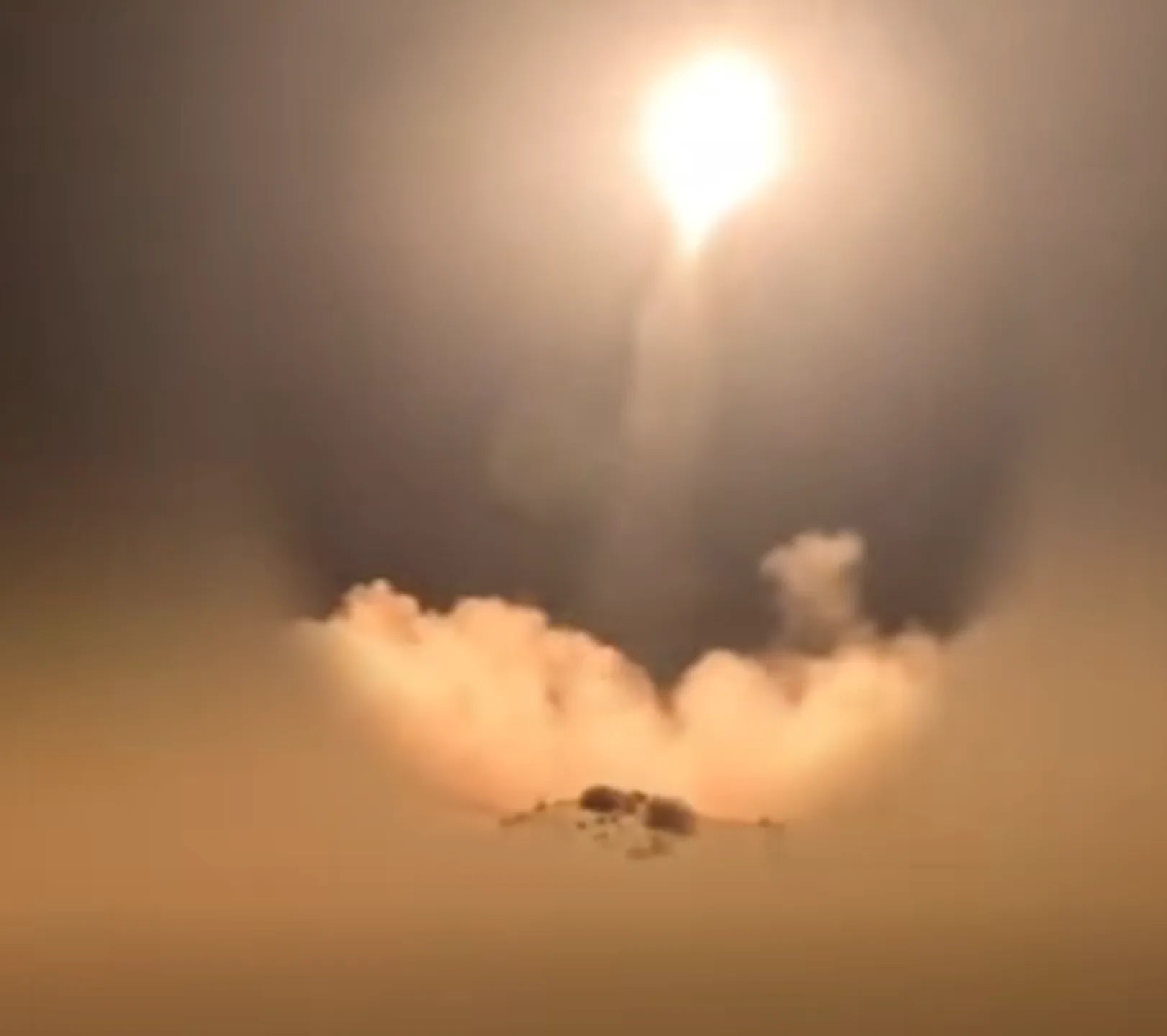 伊朗發射飛彈攻擊卡達。翻攝畫面