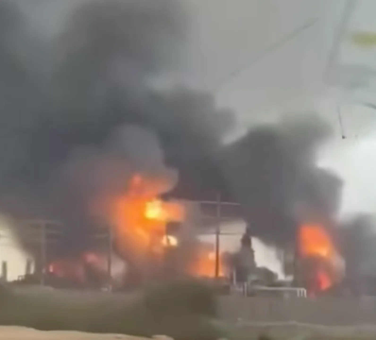 卡達能源公司證實，拉斯拉凡工業市（Ras Laffan Industrial City）遭到飛彈攻擊。翻攝畫面