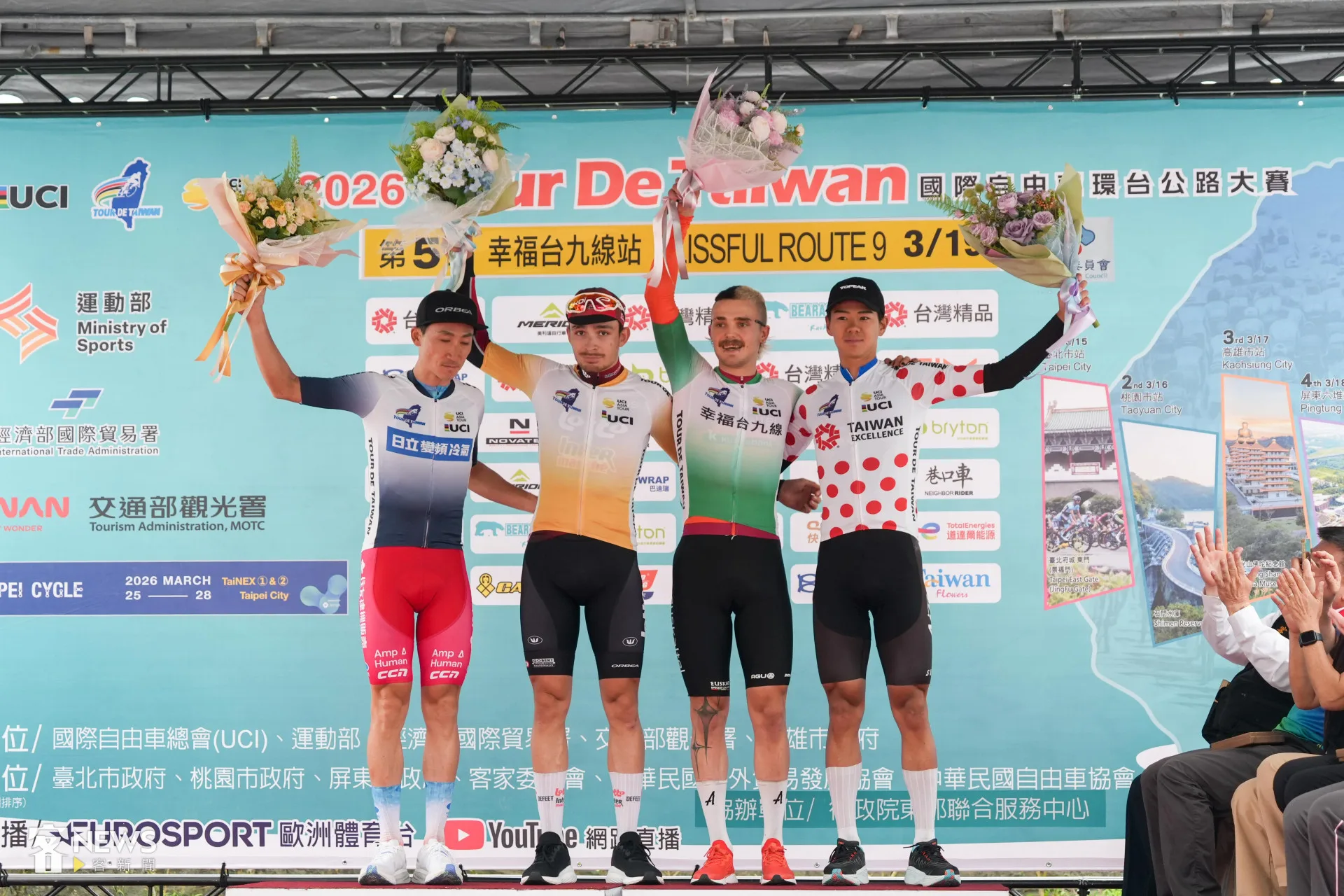 黃衫、藍衫、綠衫及紅點衫得主分別為比利時樂透隊格里塞爾(左二)、日本紀南隊小石祐馬(左一)、西班牙尤斯卡特隊亨尼金(右二)及日本愛三隊留目夕陽(右一)。李台源攝