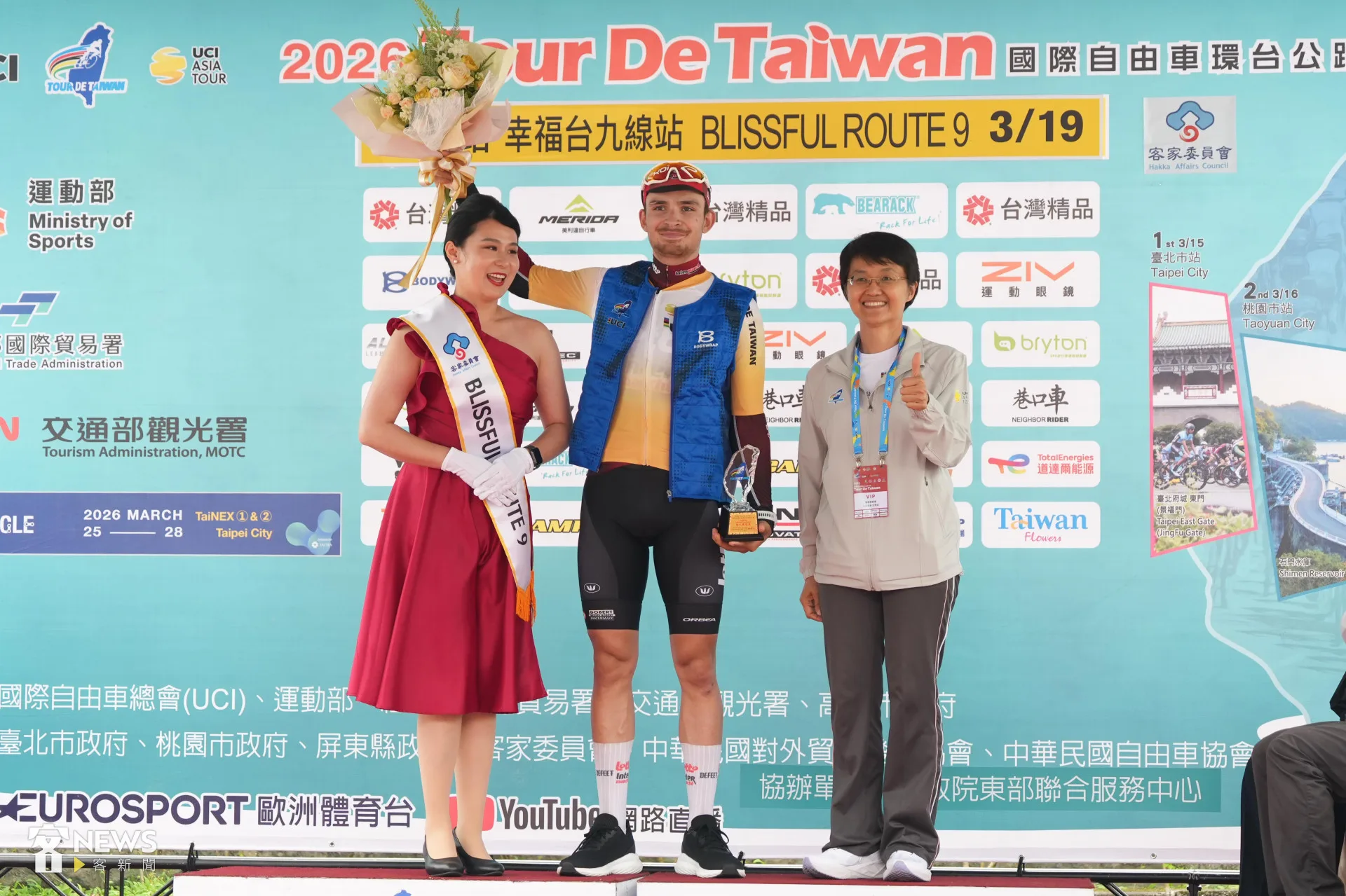 古秀妃(右)與黃衫選手比利時樂透隊格里塞爾(中)合影。李台源攝