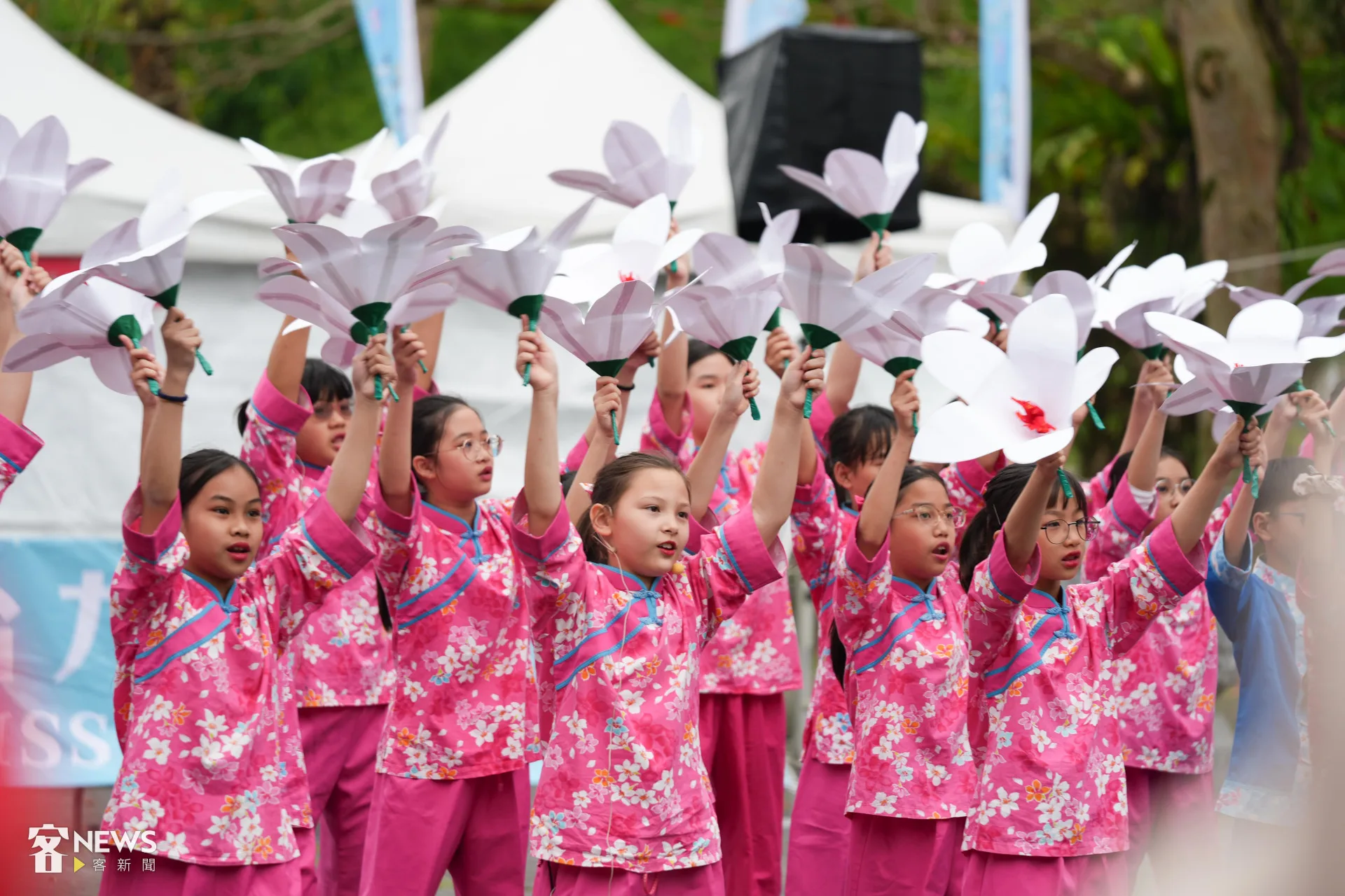 花蓮市明廉國小小哈客合唱團在賽事頒獎前演出客語歌曲。李台源攝