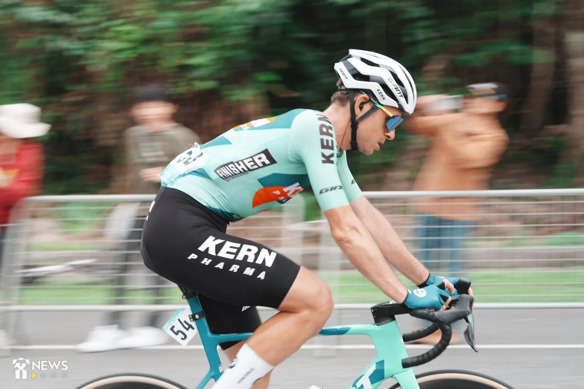 選手以高速通過鯉魚潭遊客中心前的終點。李台源攝