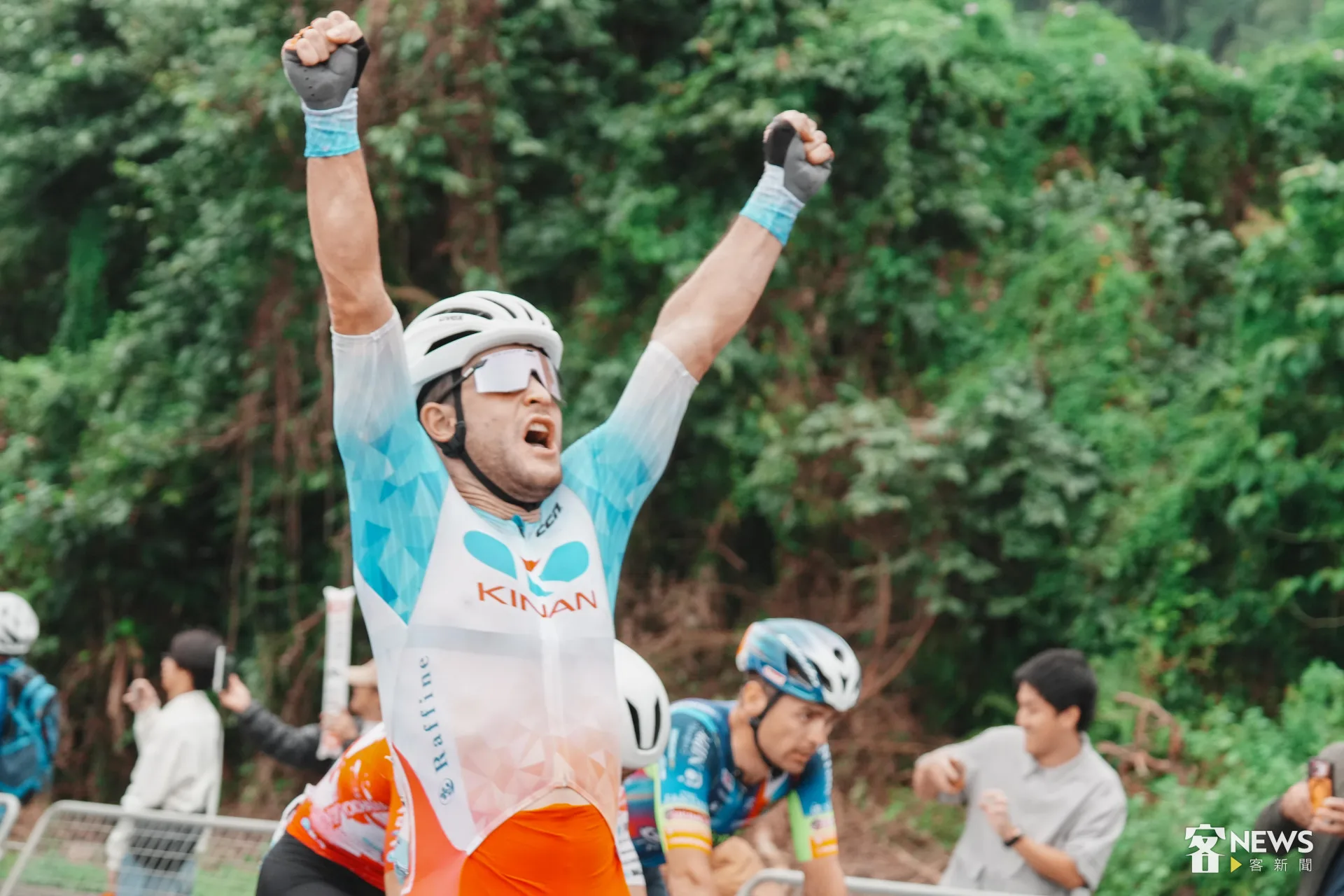 單站冠軍卡斯騰森通過終點線後振臂歡呼。李台源攝
