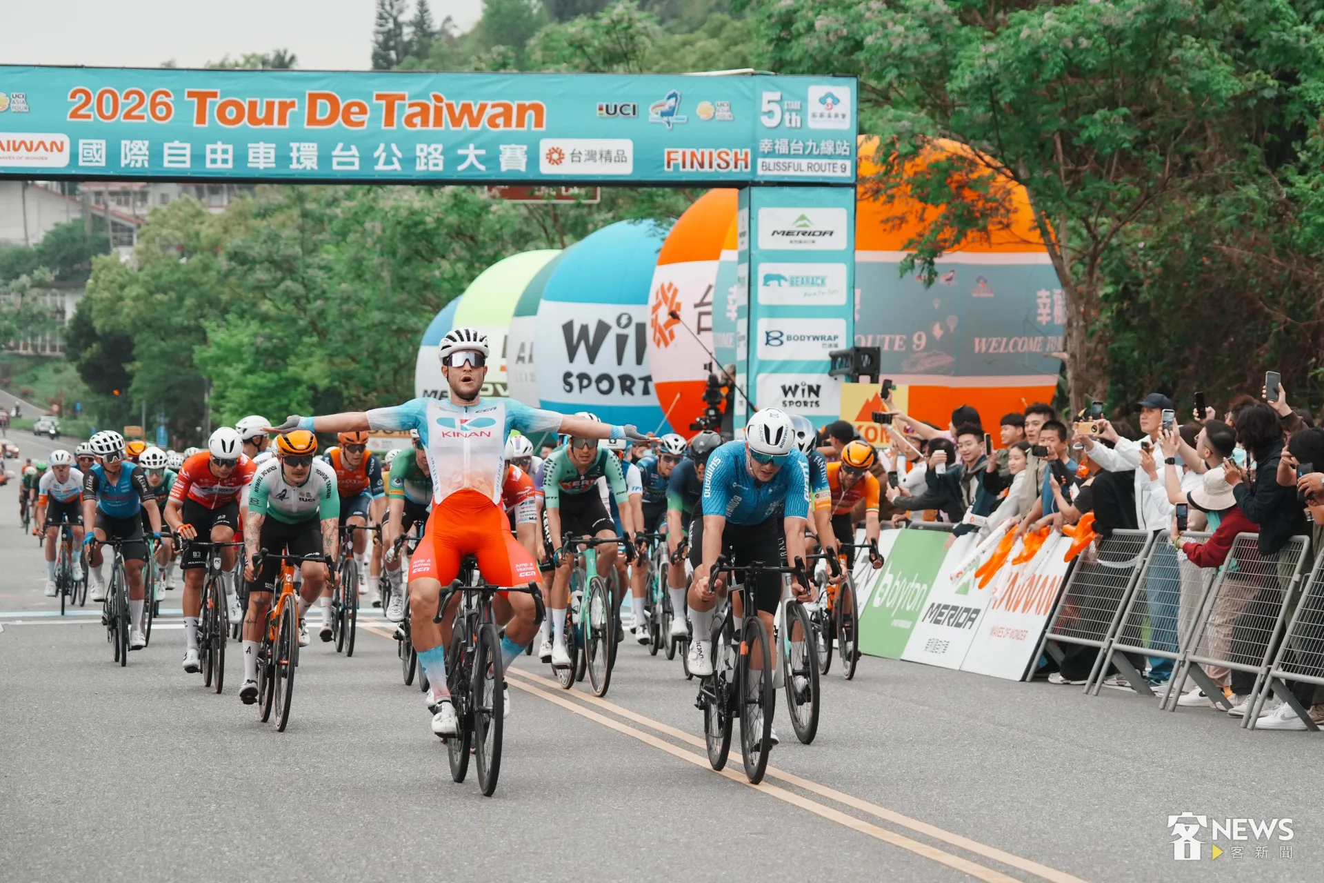 單站冠軍卡斯騰森(張開雙臂者)通過終點線。李台源攝