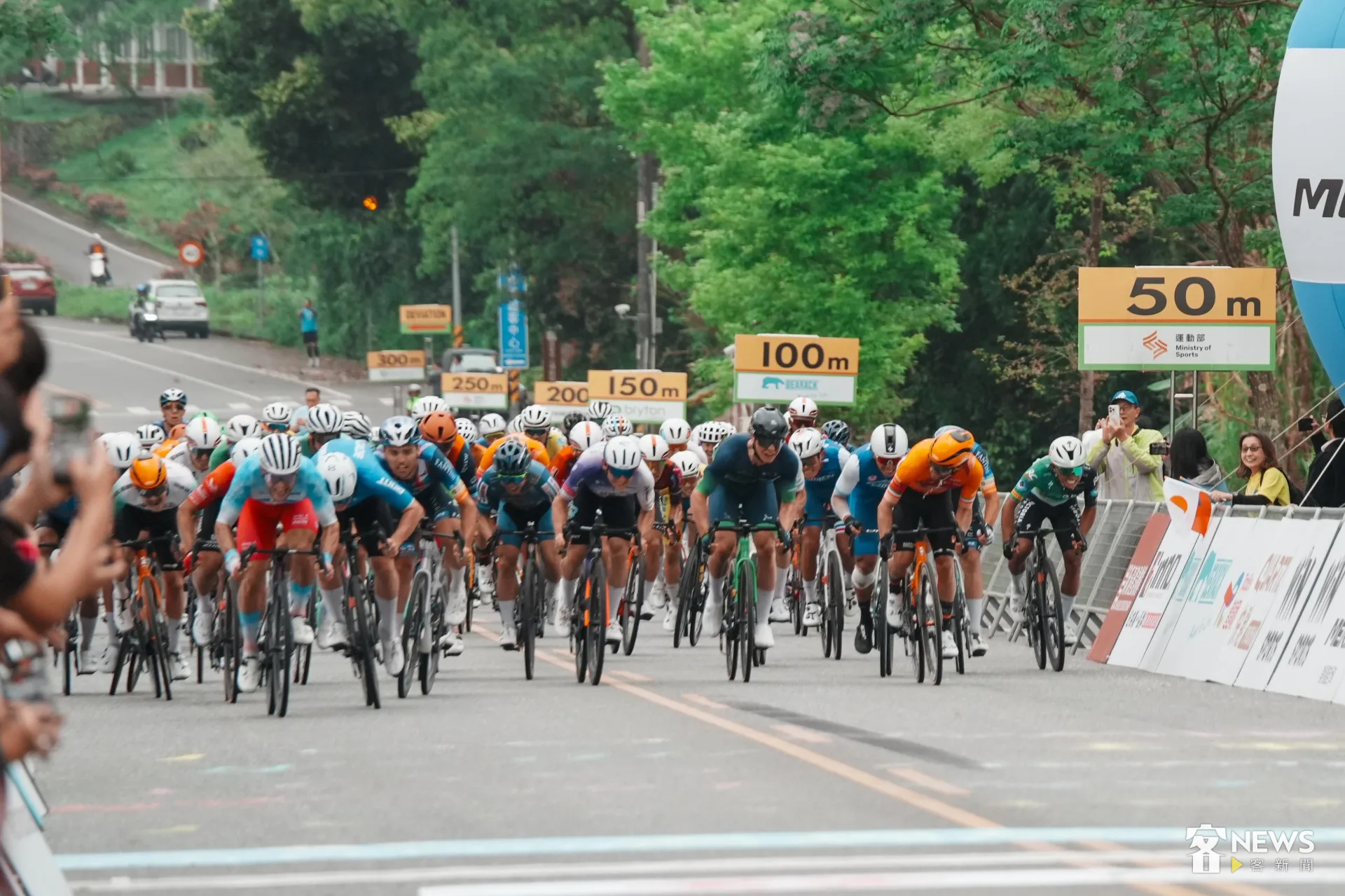 幸福台九線站終點集團衝線。李台源攝