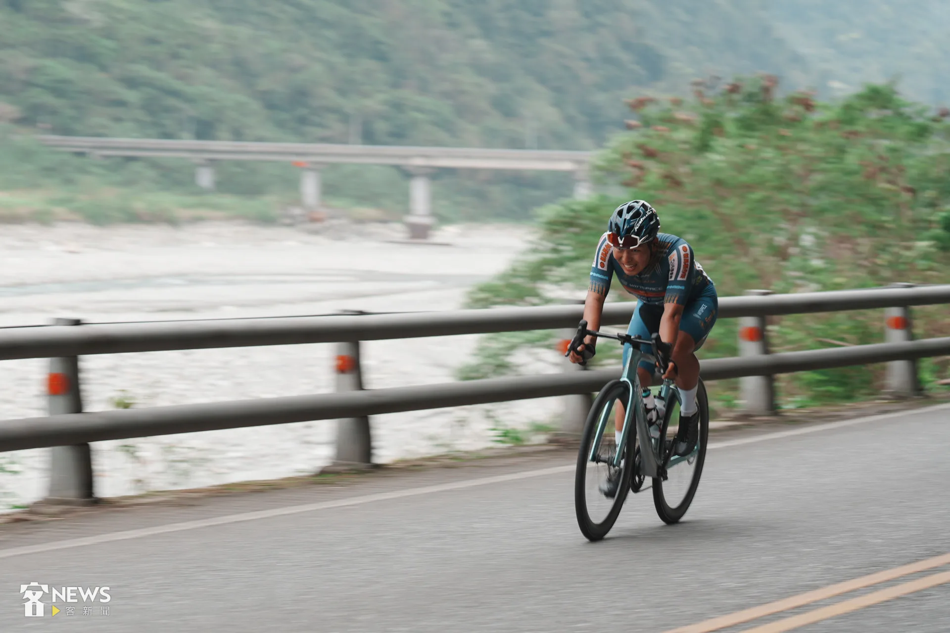 落單的選手奮力追趕主集團。李台源攝