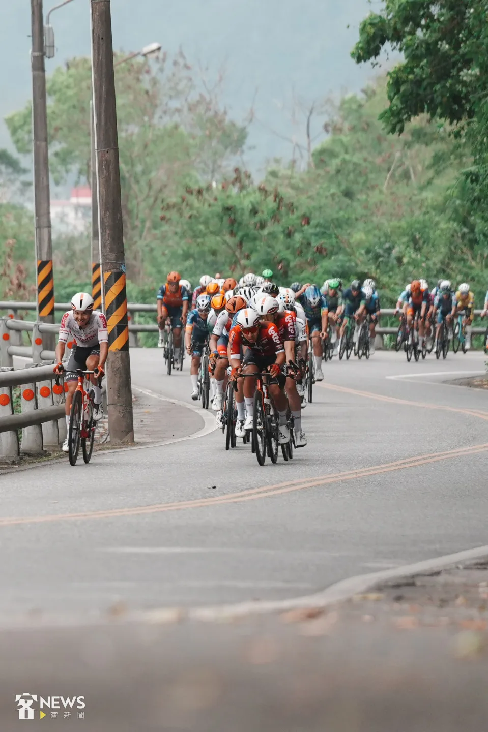 領先集團通過台九丙線蜿蜒路段。李台源攝