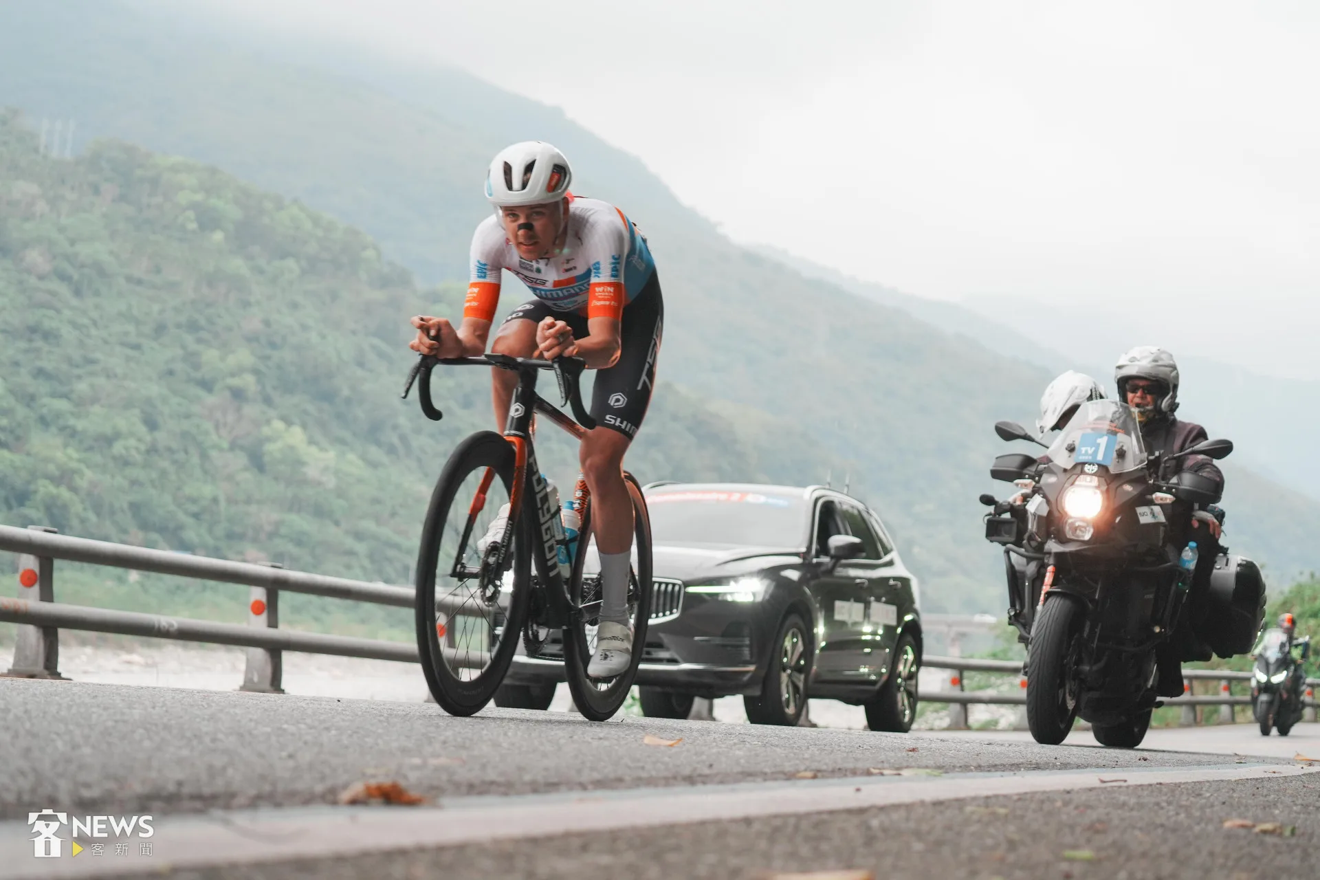 選手從大集團中向前突圍。李台源攝