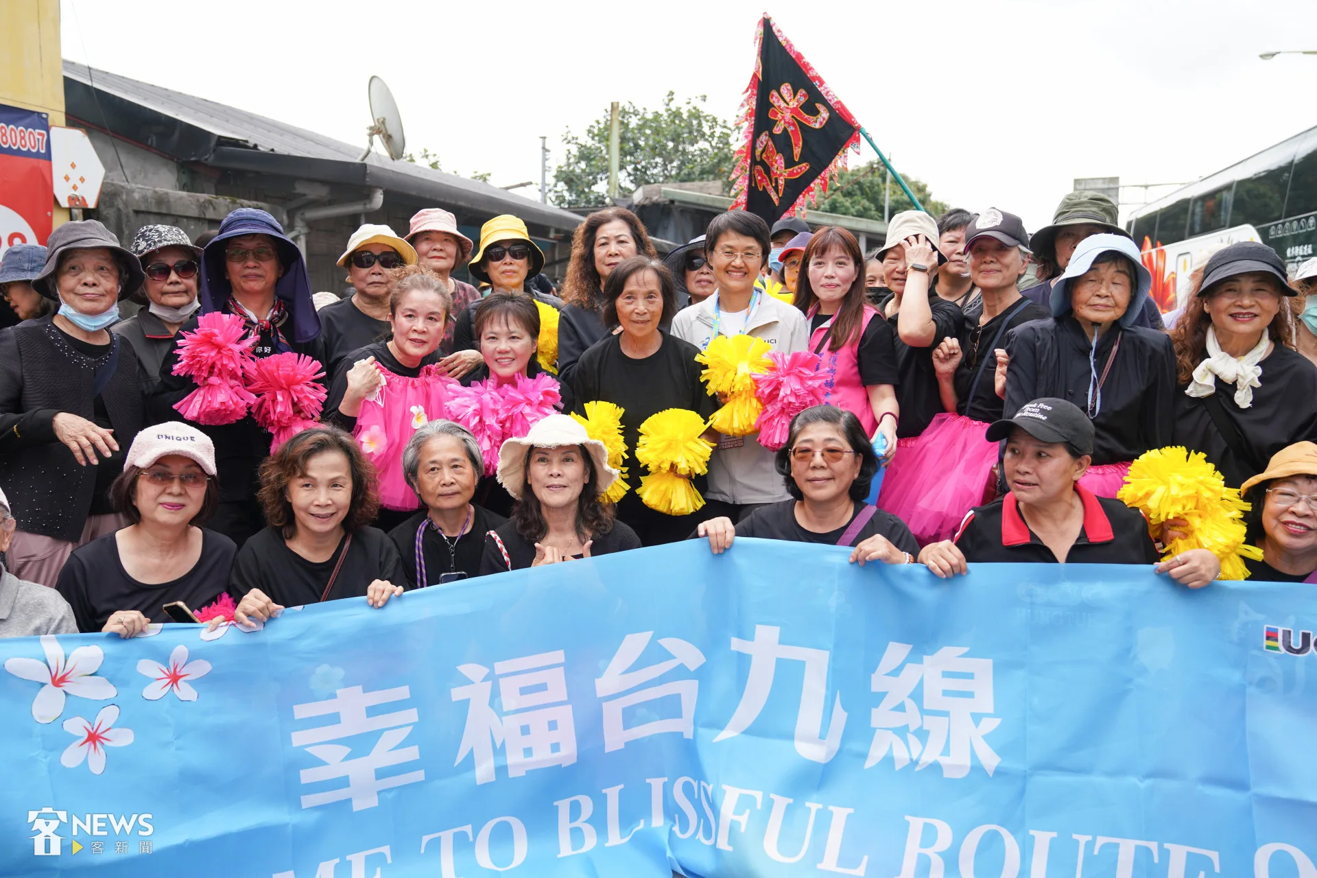 古秀妃在花蓮光復與在地居民一起為選手加油。蔡依璇攝