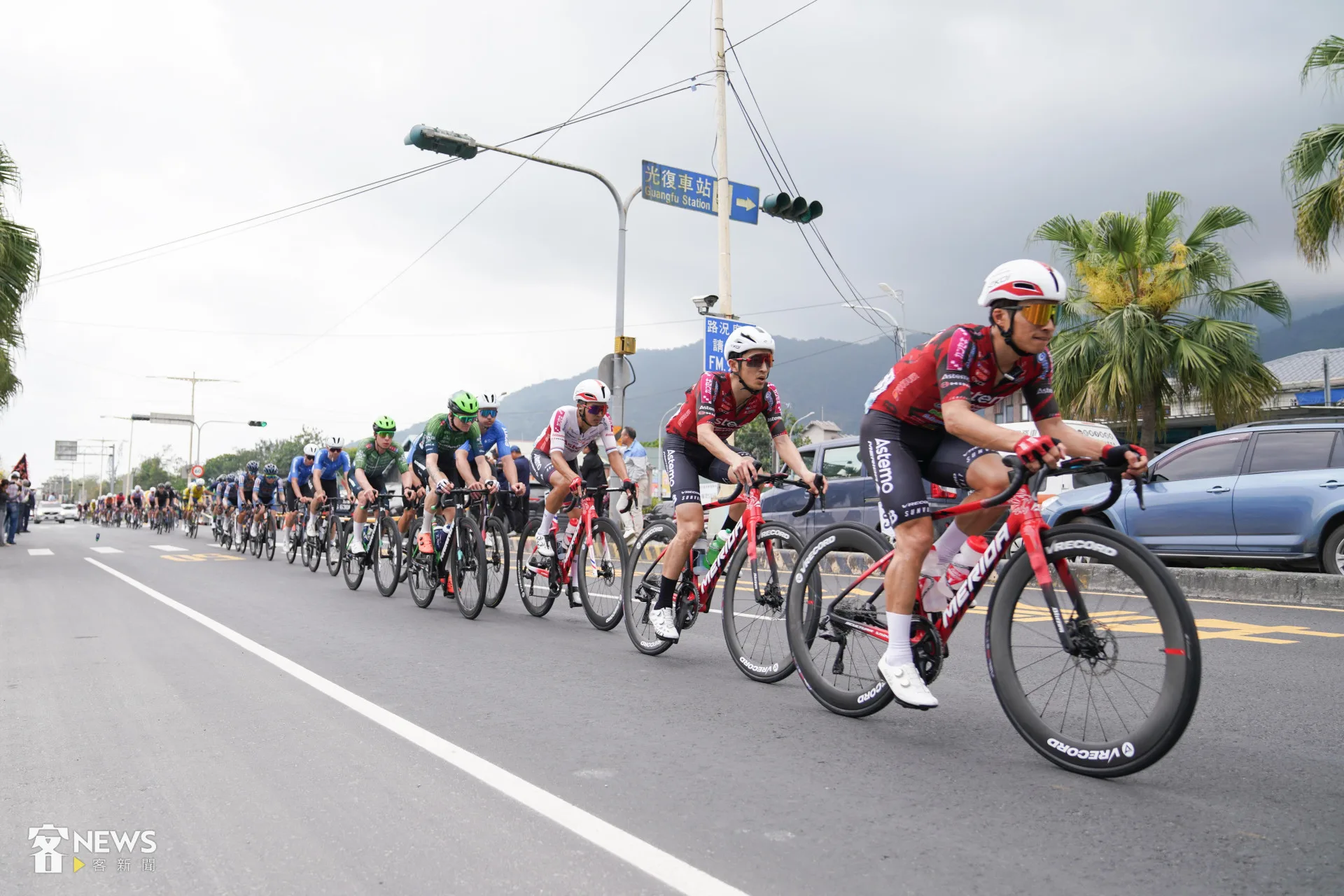 自由車選手呼嘯而過光復火車站前，沿線響起台灣尚勇應援曲，氣氛熱烈。蔡依璇攝