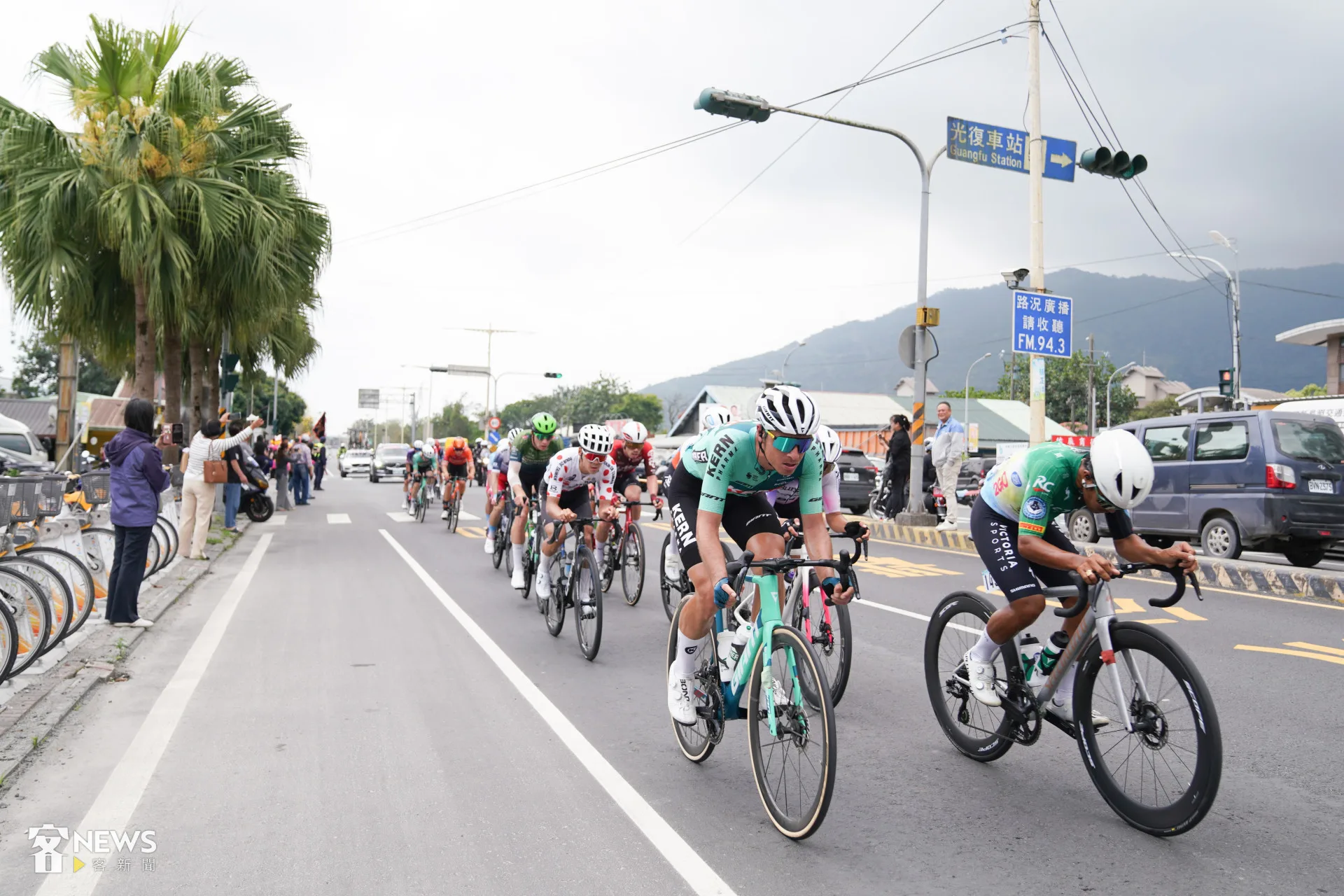 自由車好手從花蓮光復車站前呼嘯而過。蔡依璇攝