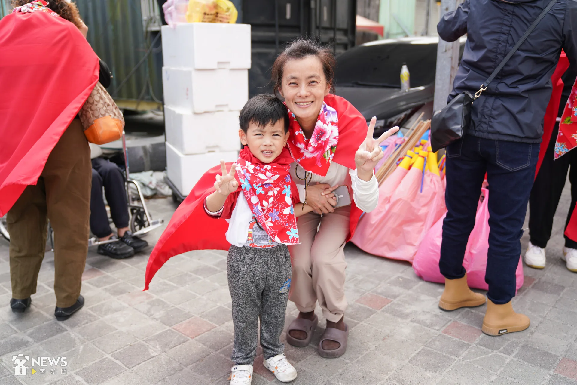小朋友也化身鏟子超人加油。蔡依璇攝