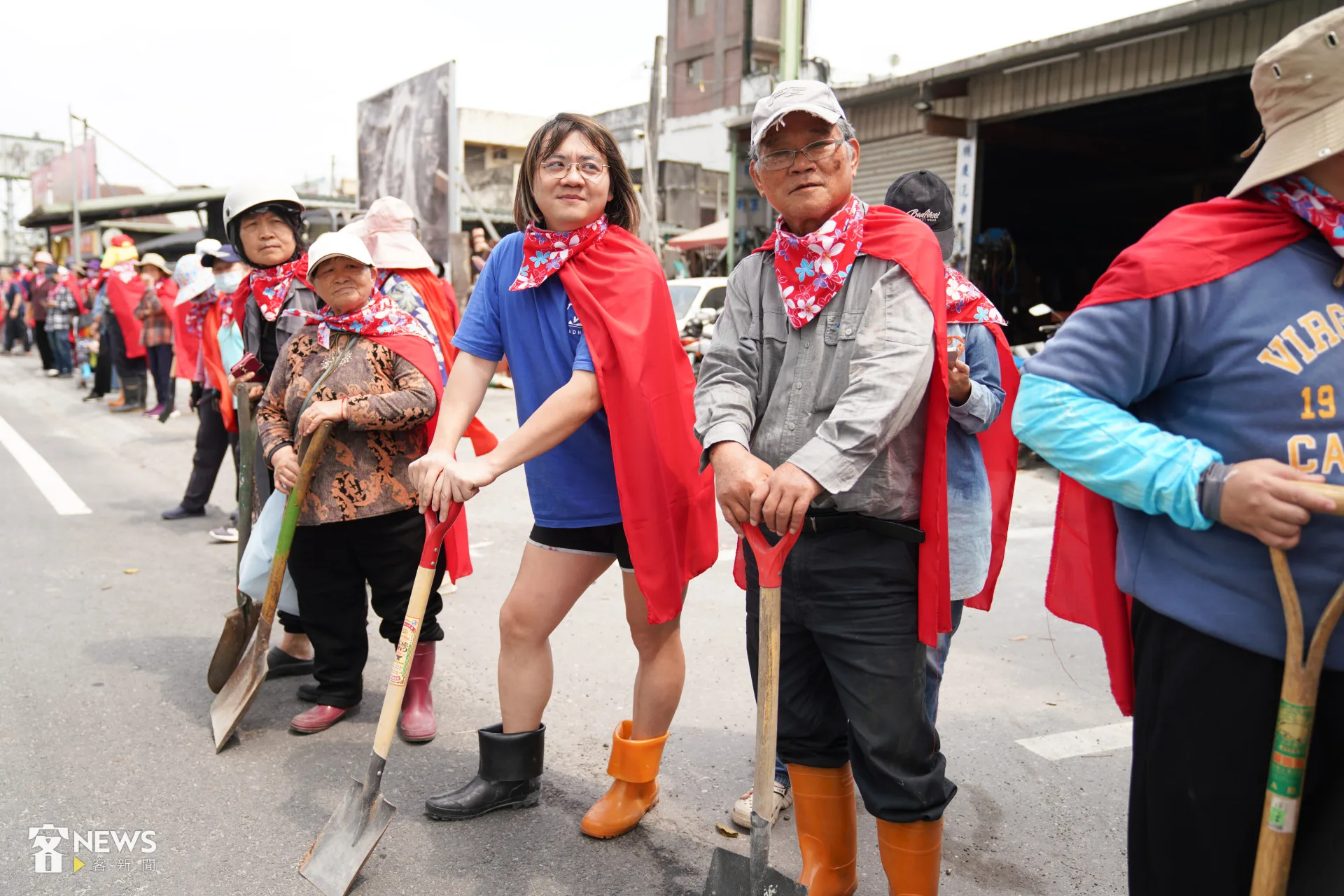 披紅披風的「鏟子超人」在光復大華村台9線熱情替選手加油。蔡依璇攝